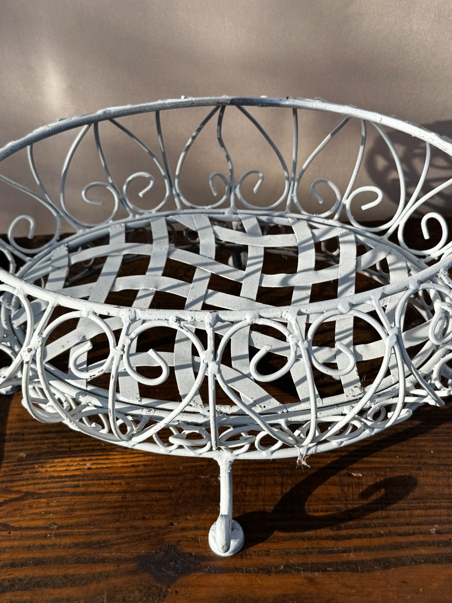 Bílý kovový stojan z 20. století