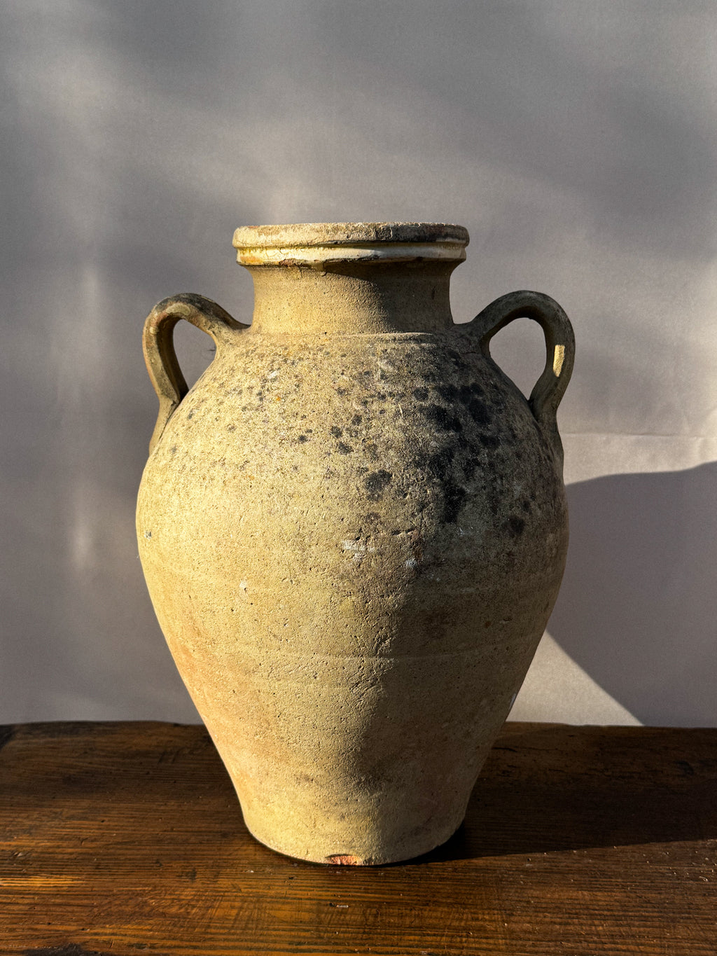 Stará amfora s uchy a krásnou patinou