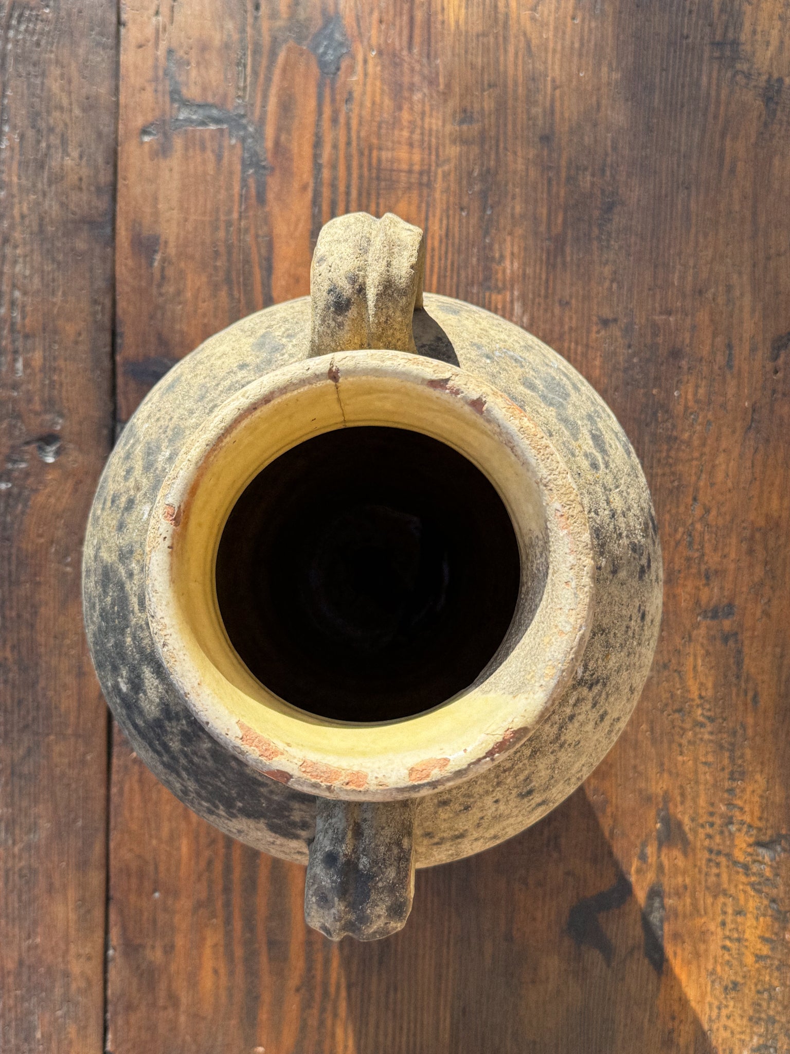 Stará amfora s uchy a krásnou patinou