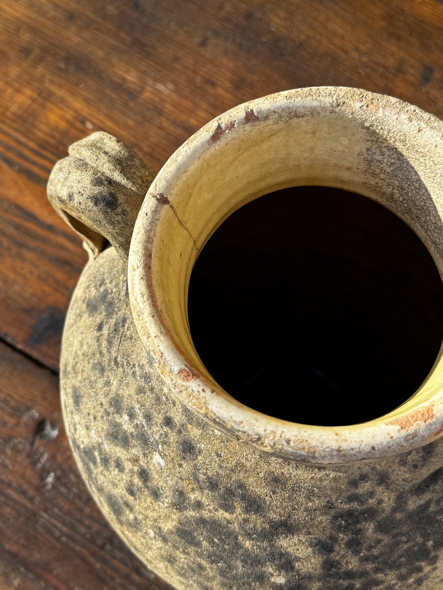 Stará amfora s uchy a krásnou patinou