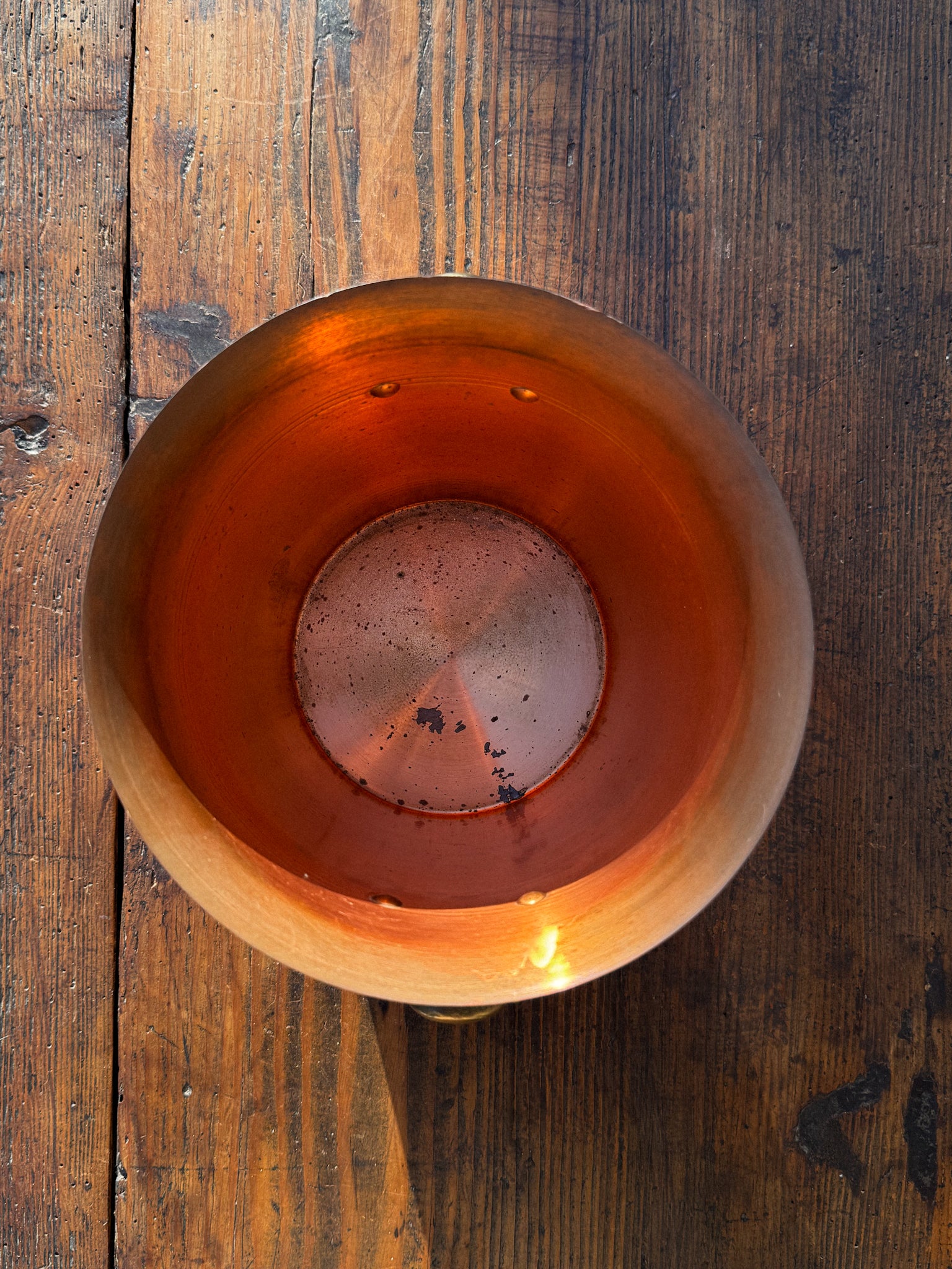 Měděná chladicí nádoba na víno