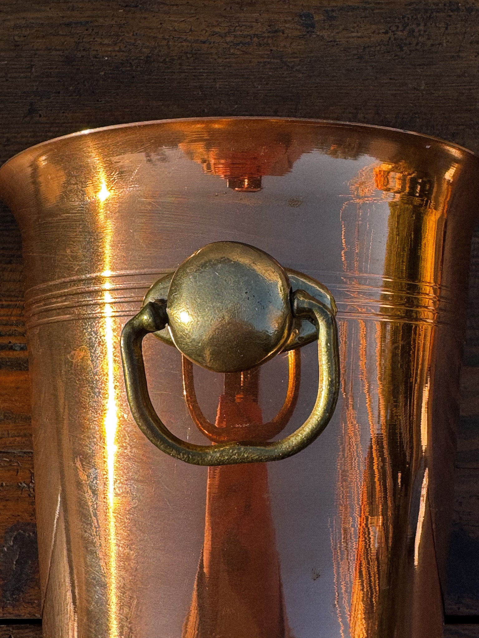 Měděná chladicí nádoba na víno