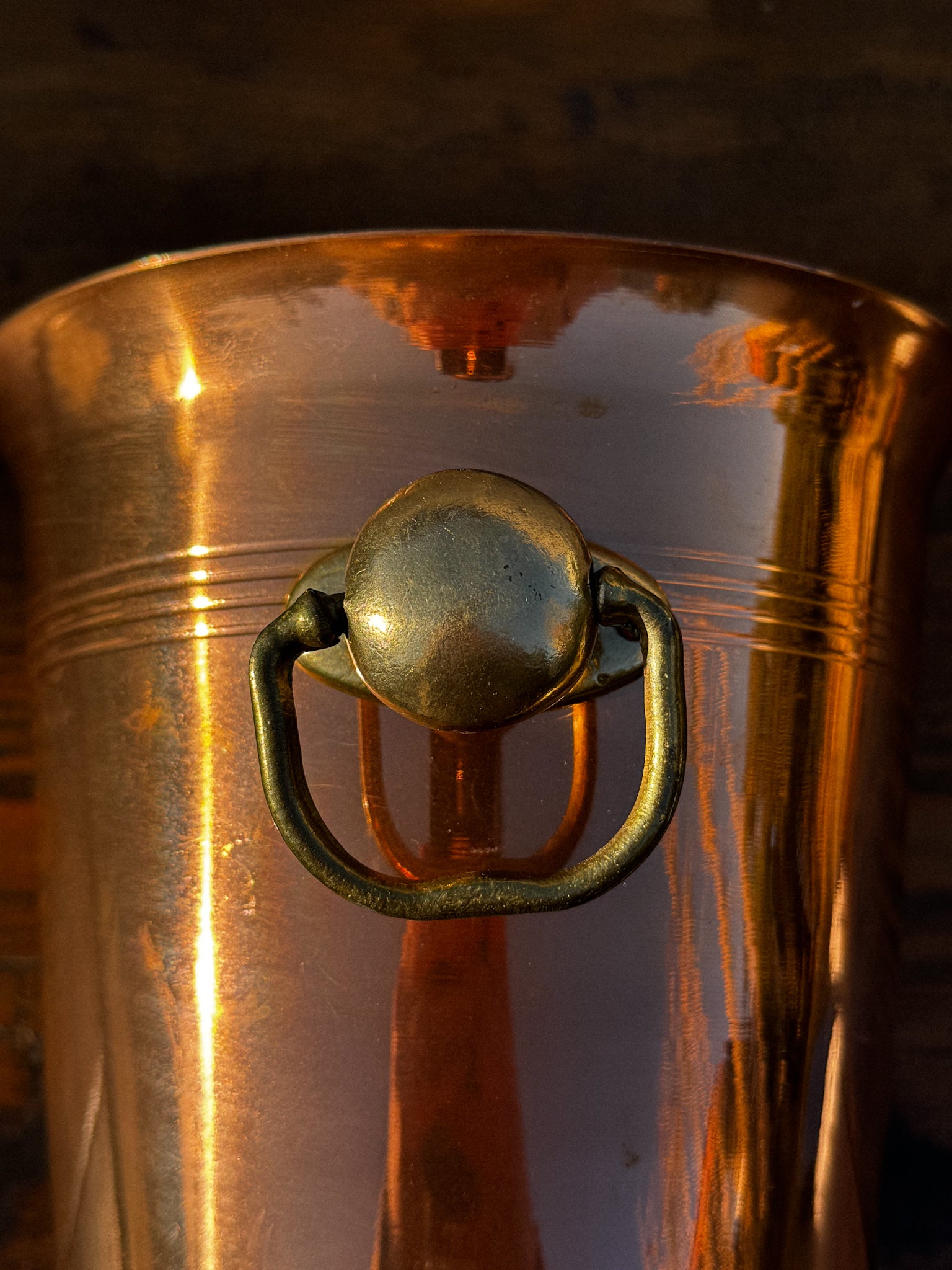 Měděná chladicí nádoba na víno