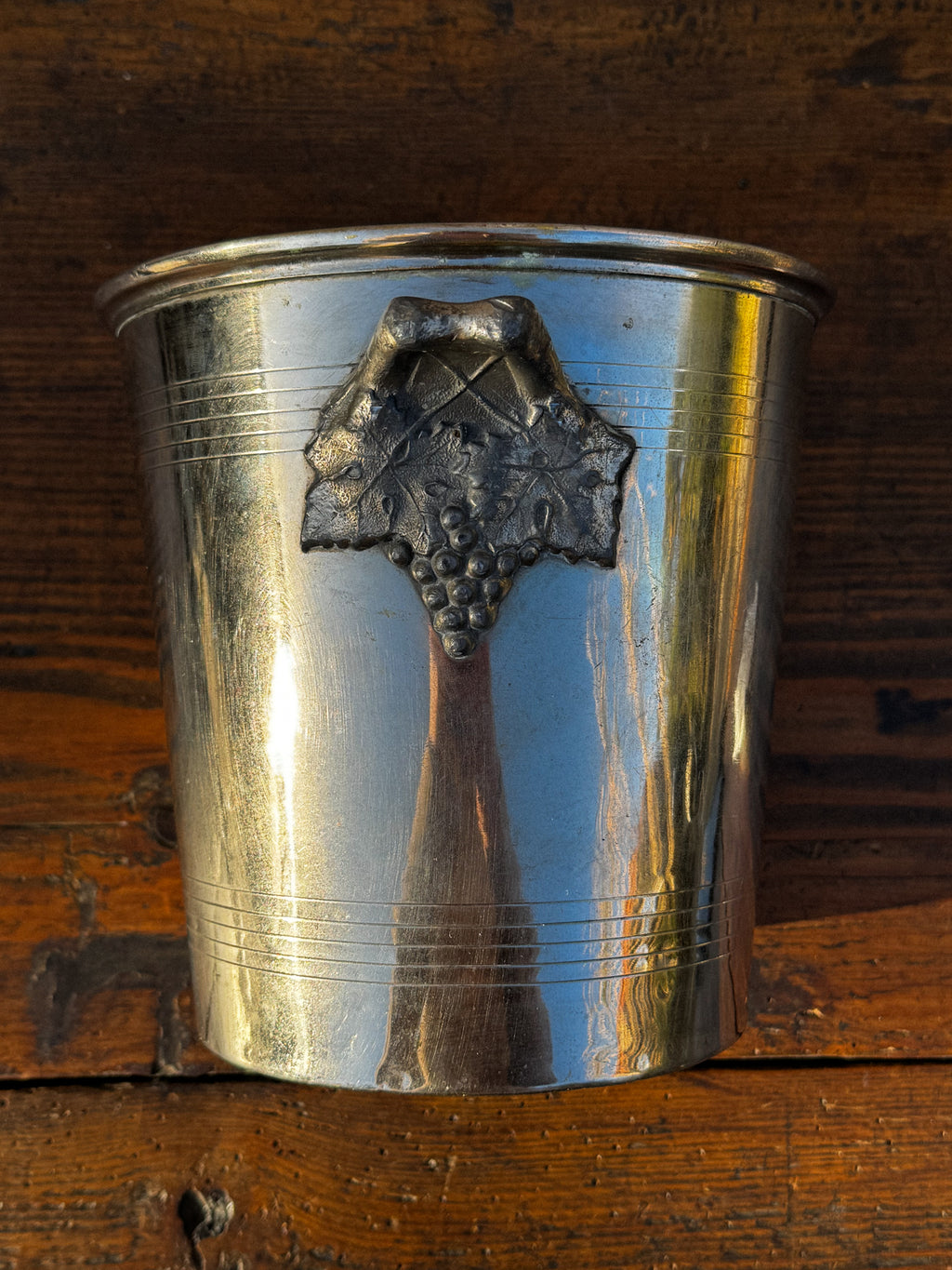 Chladicí nádoba na víno s motivem vinných hroznů