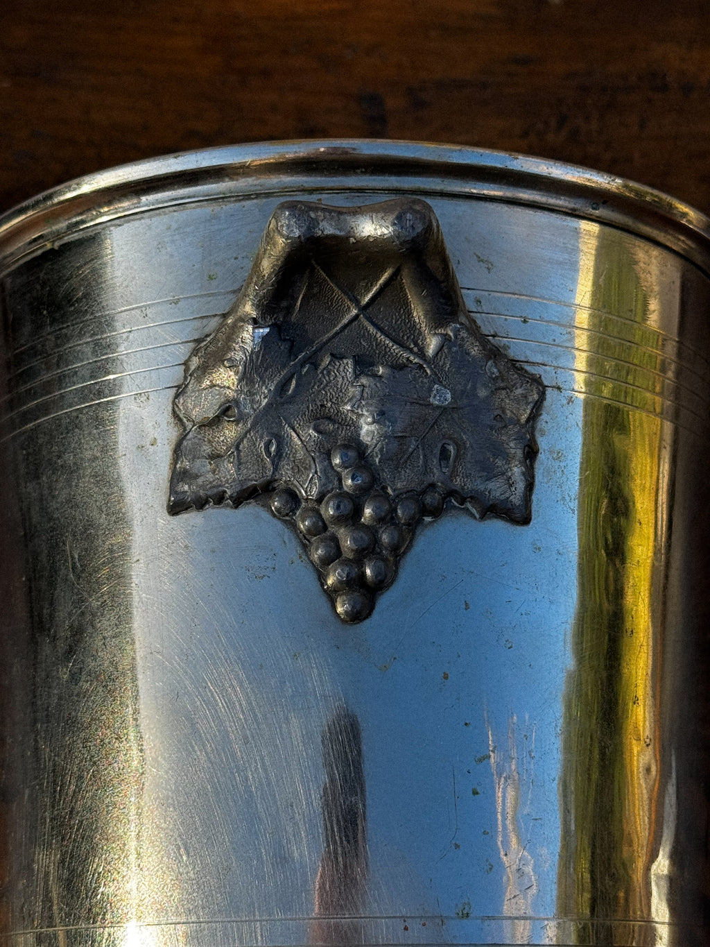 Chladicí nádoba na víno s motivem vinných hroznů