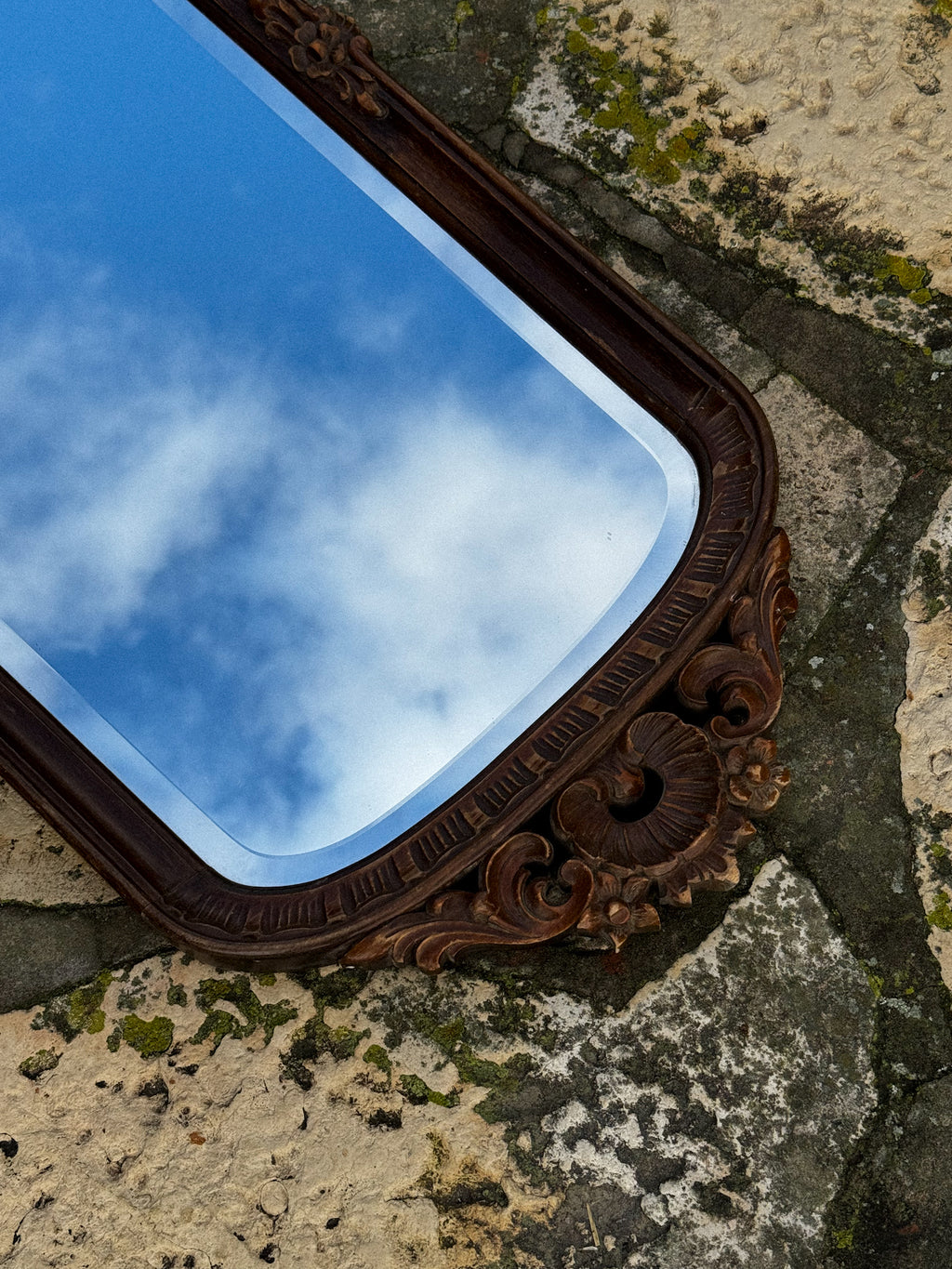 Velké starožitné zrcadlo s bohatě řezaným rámem 20. století