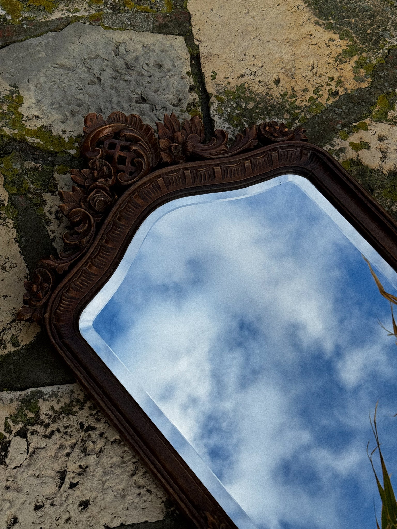 Velké starožitné zrcadlo s bohatě řezaným rámem 20. století