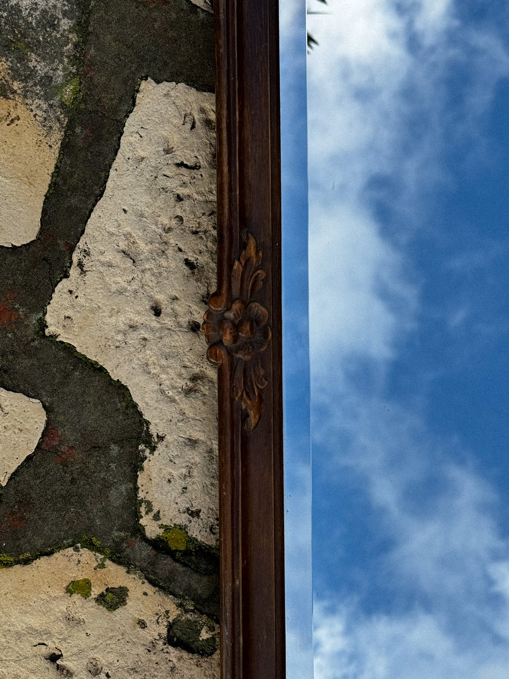 Velké starožitné zrcadlo s bohatě řezaným rámem 20. století