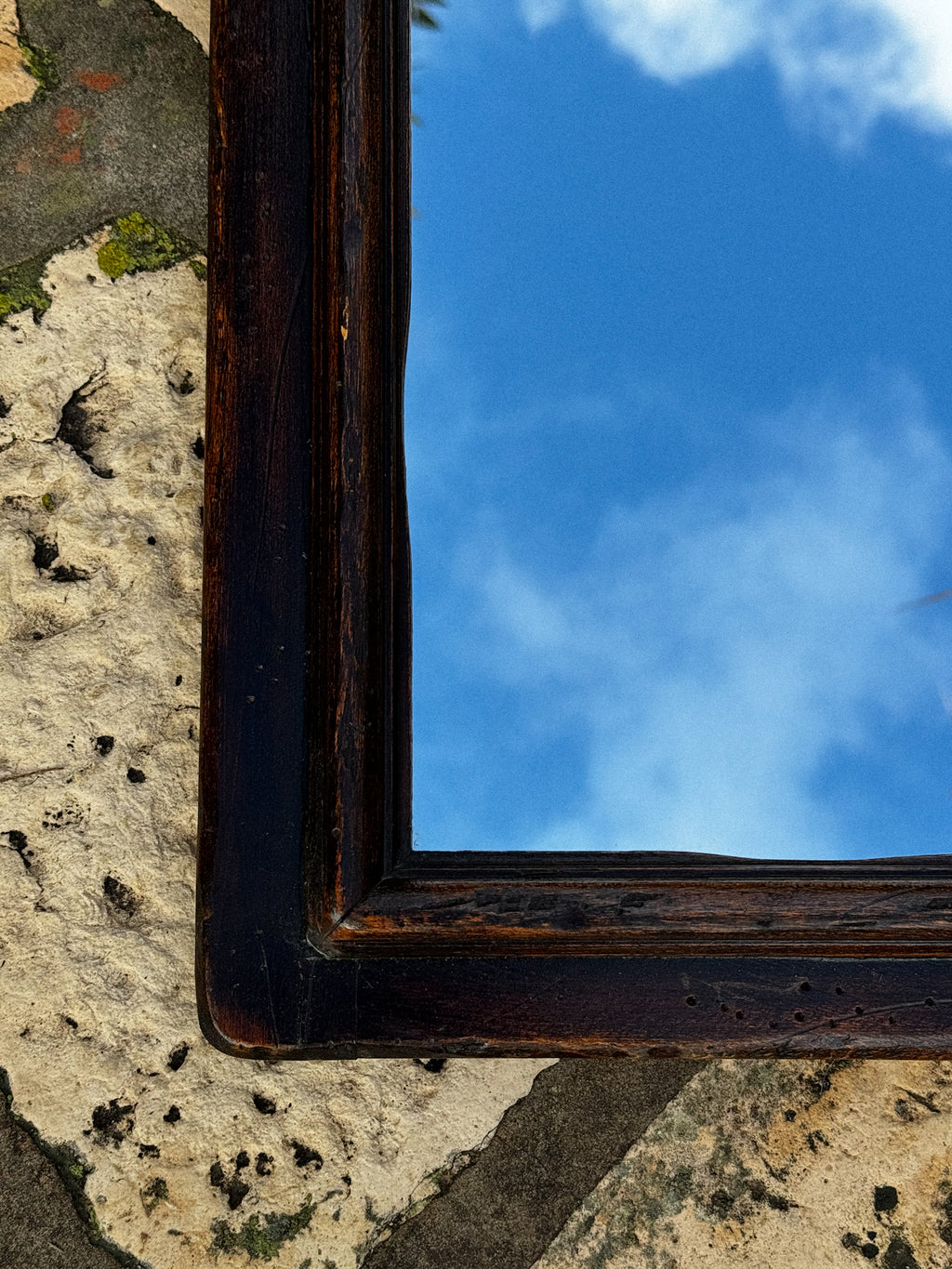 Starožitné zrcadlo v dřevěném rámu s tvarovaným horním profilem 19. století