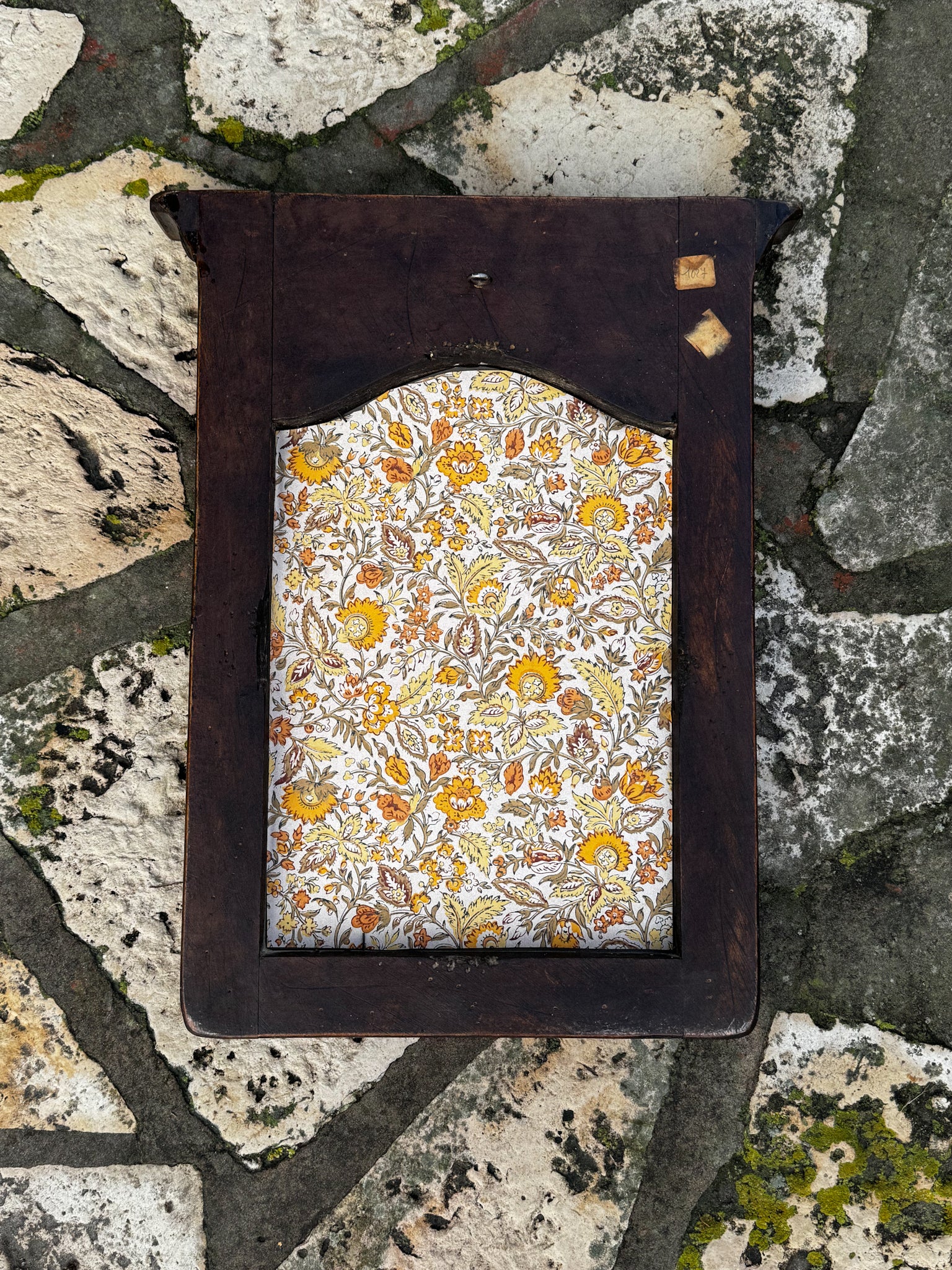 Starožitné zrcadlo v dřevěném rámu s tvarovaným horním profilem 19. století