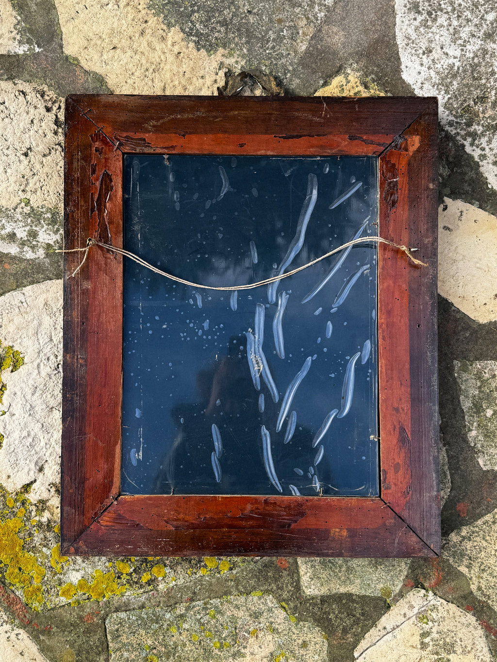 Starožitné zrcadlo s bohatě zdobeným rámem a horním ornamentem