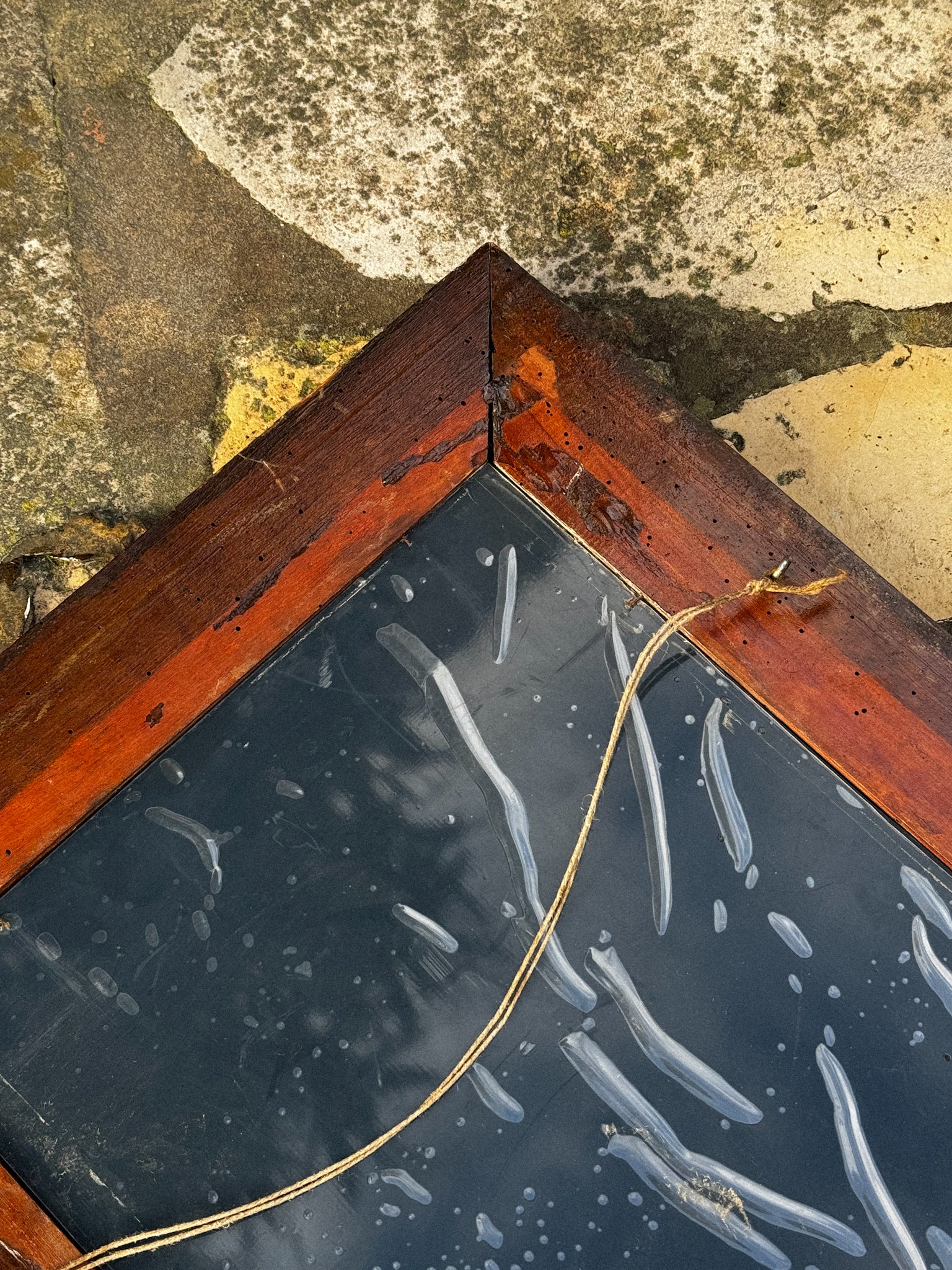 Starožitné zrcadlo s bohatě zdobeným rámem a horním ornamentem