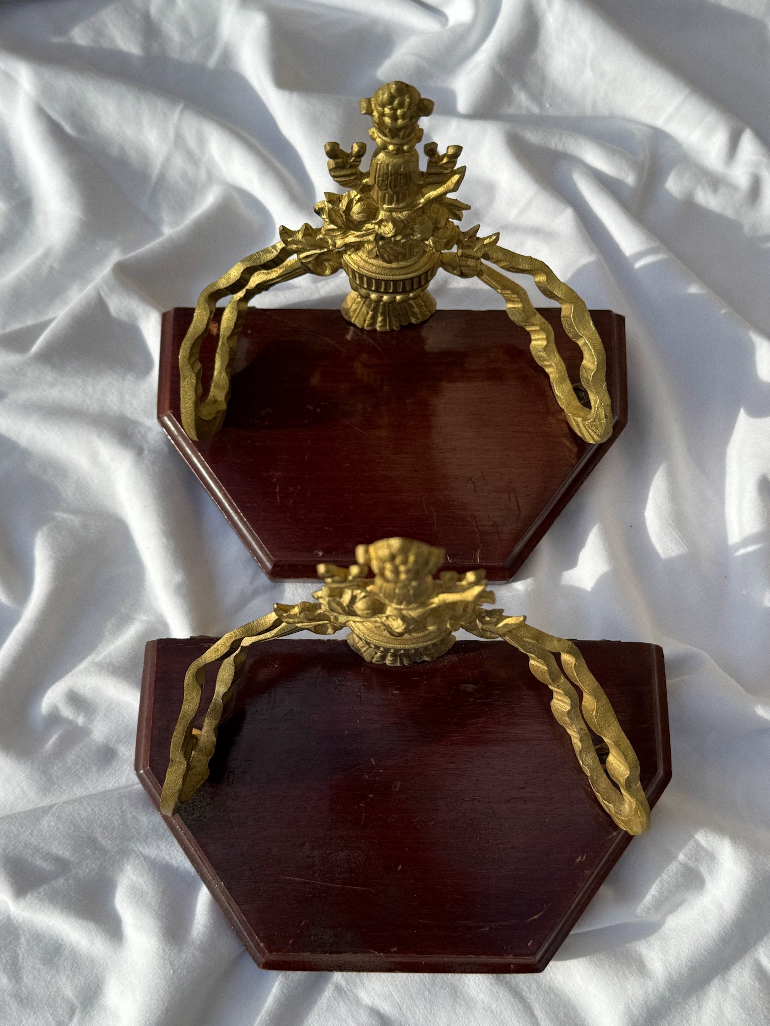 Set 2 malých nástěnných konzolí s kovovým držákem