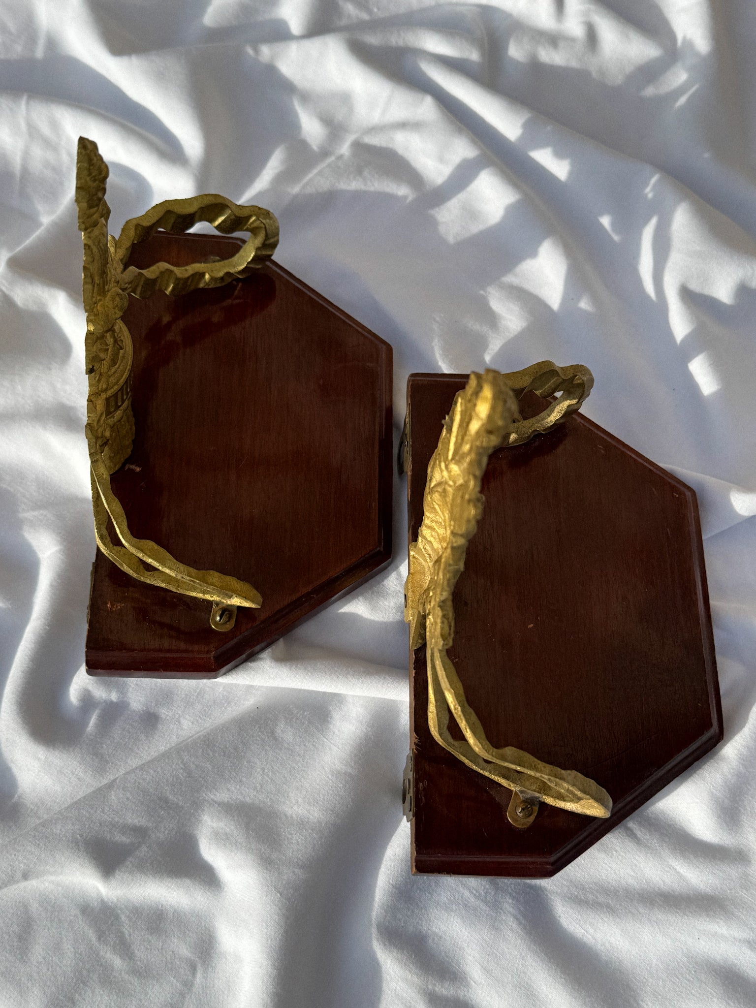 Set 2 malých nástěnných konzolí s kovovým držákem