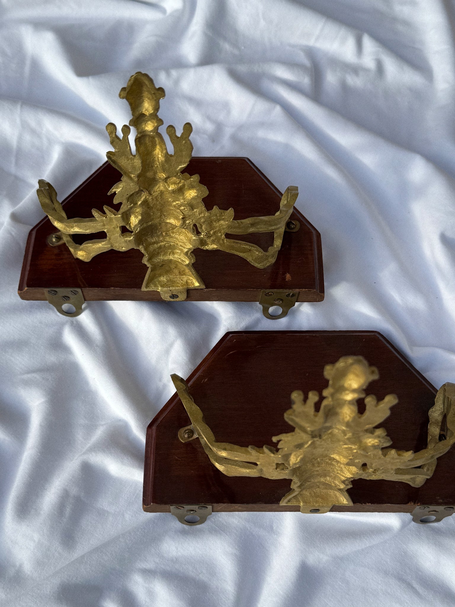 Set 2 malých nástěnných konzolí s kovovým držákem