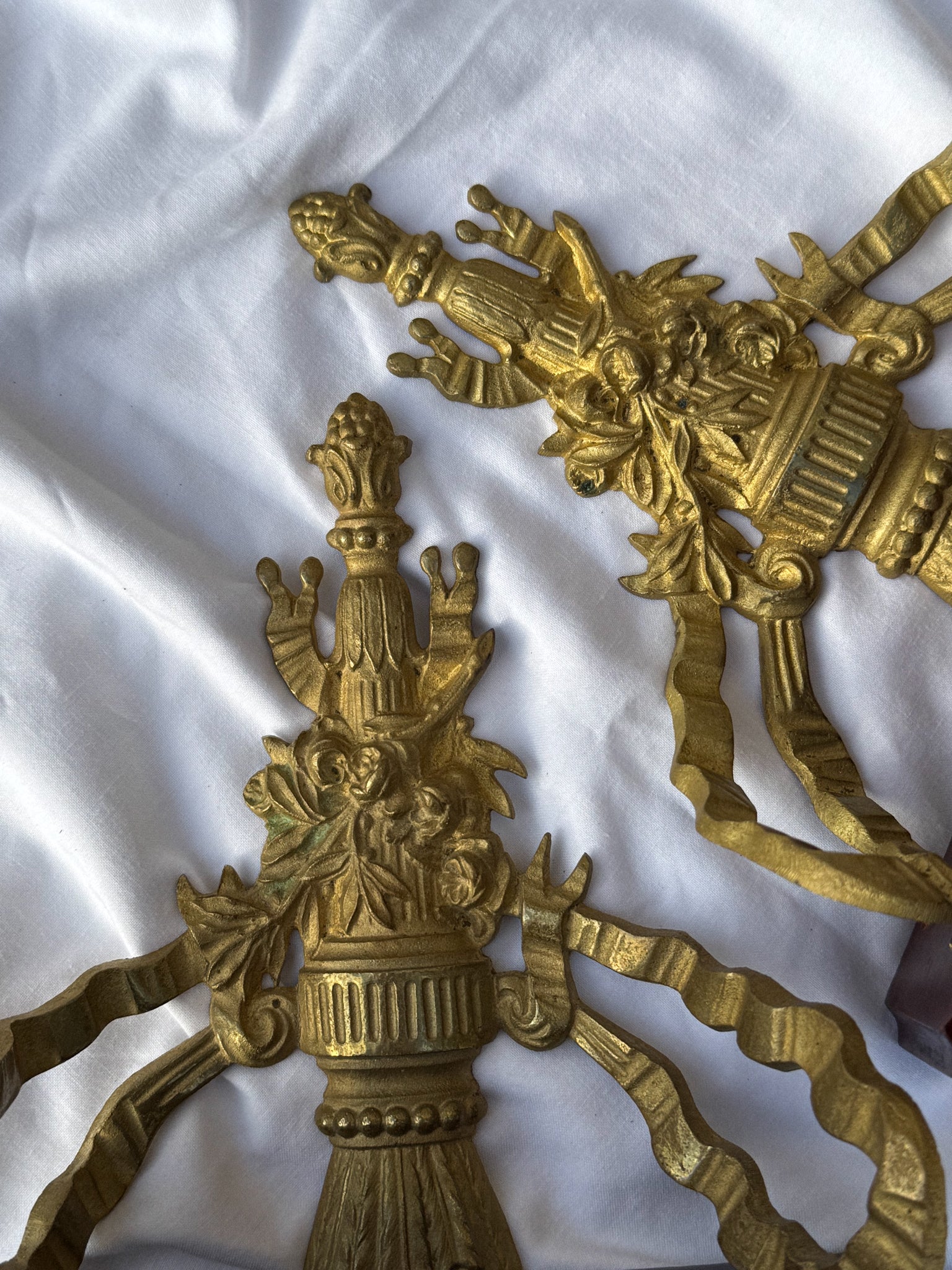 Set 2 malých nástěnných konzolí s kovovým držákem