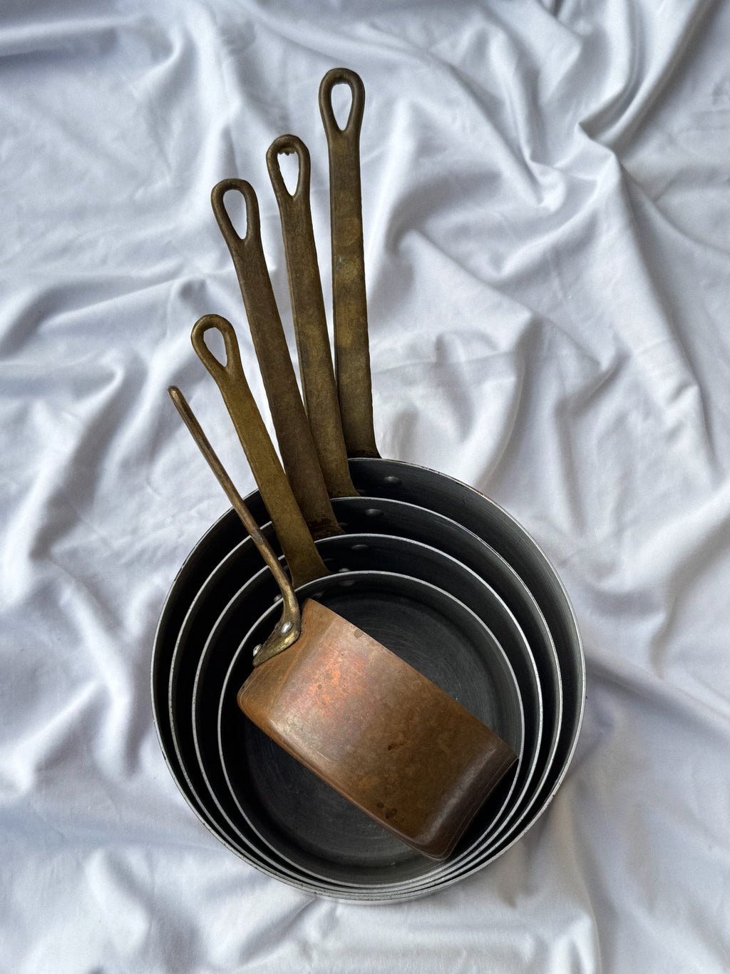 Sada 5 starých měděných rendlíků s patinou