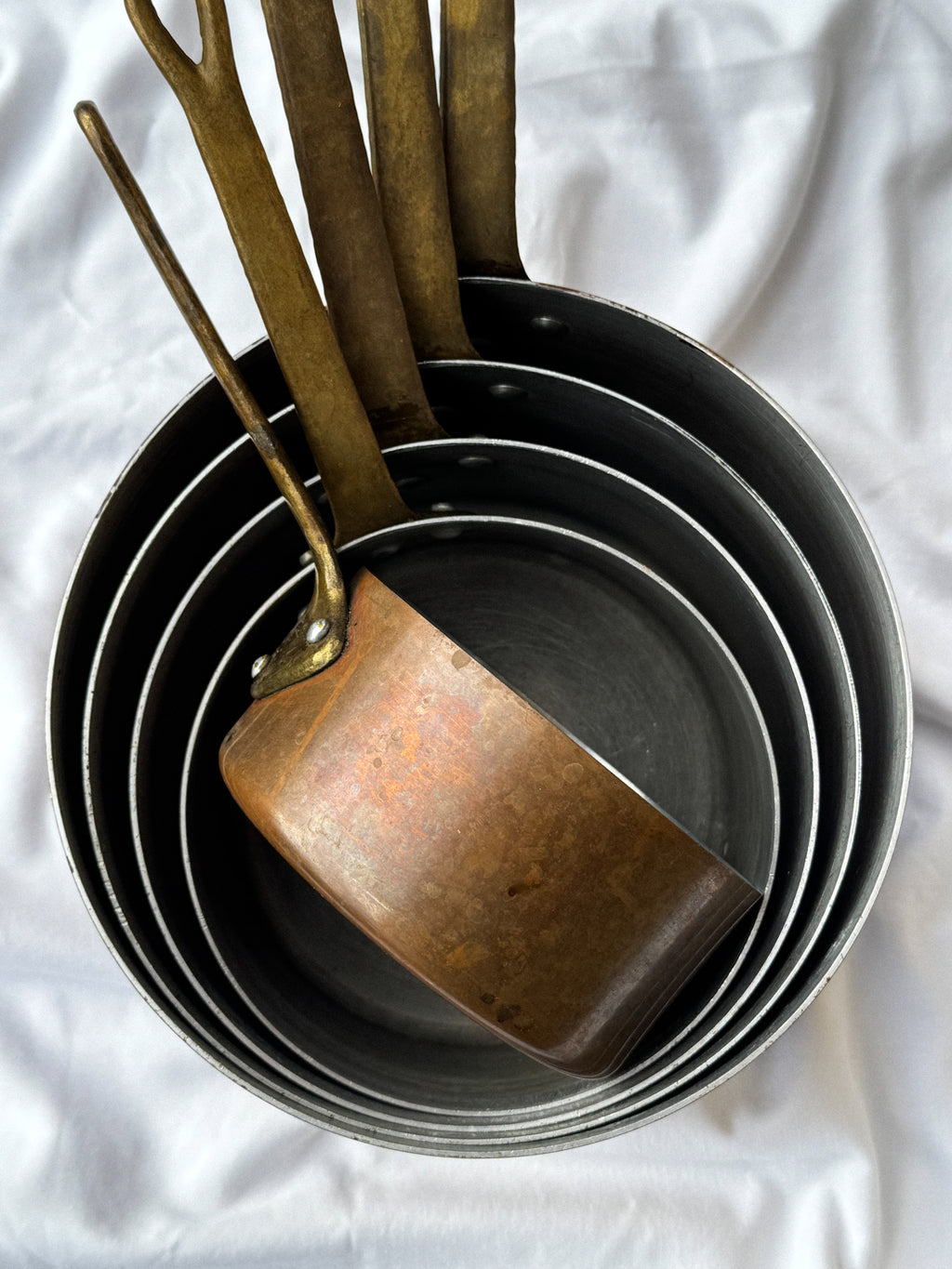 Sada 5 starých měděných rendlíků s patinou