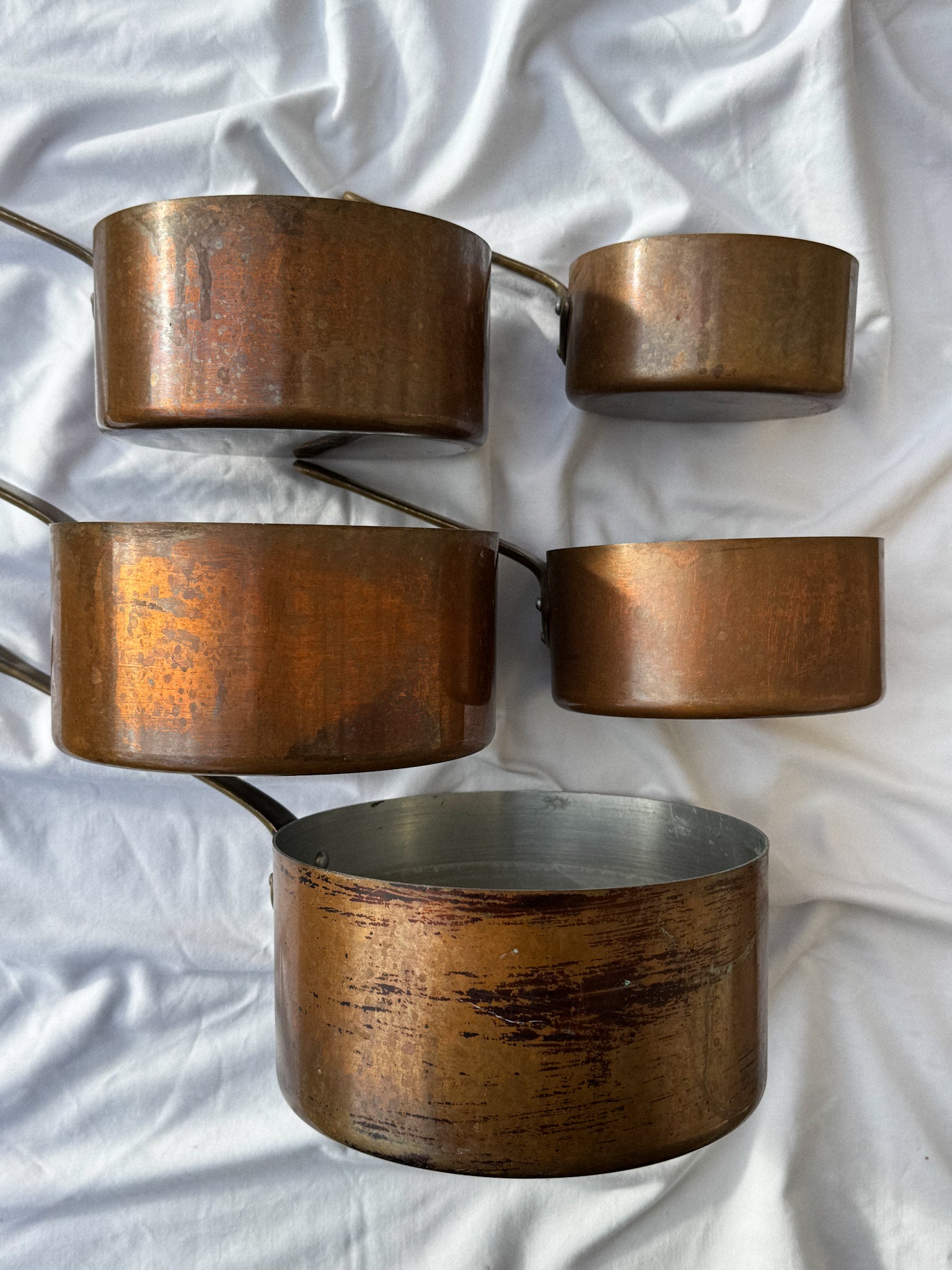 Sada 5 starých měděných rendlíků s patinou