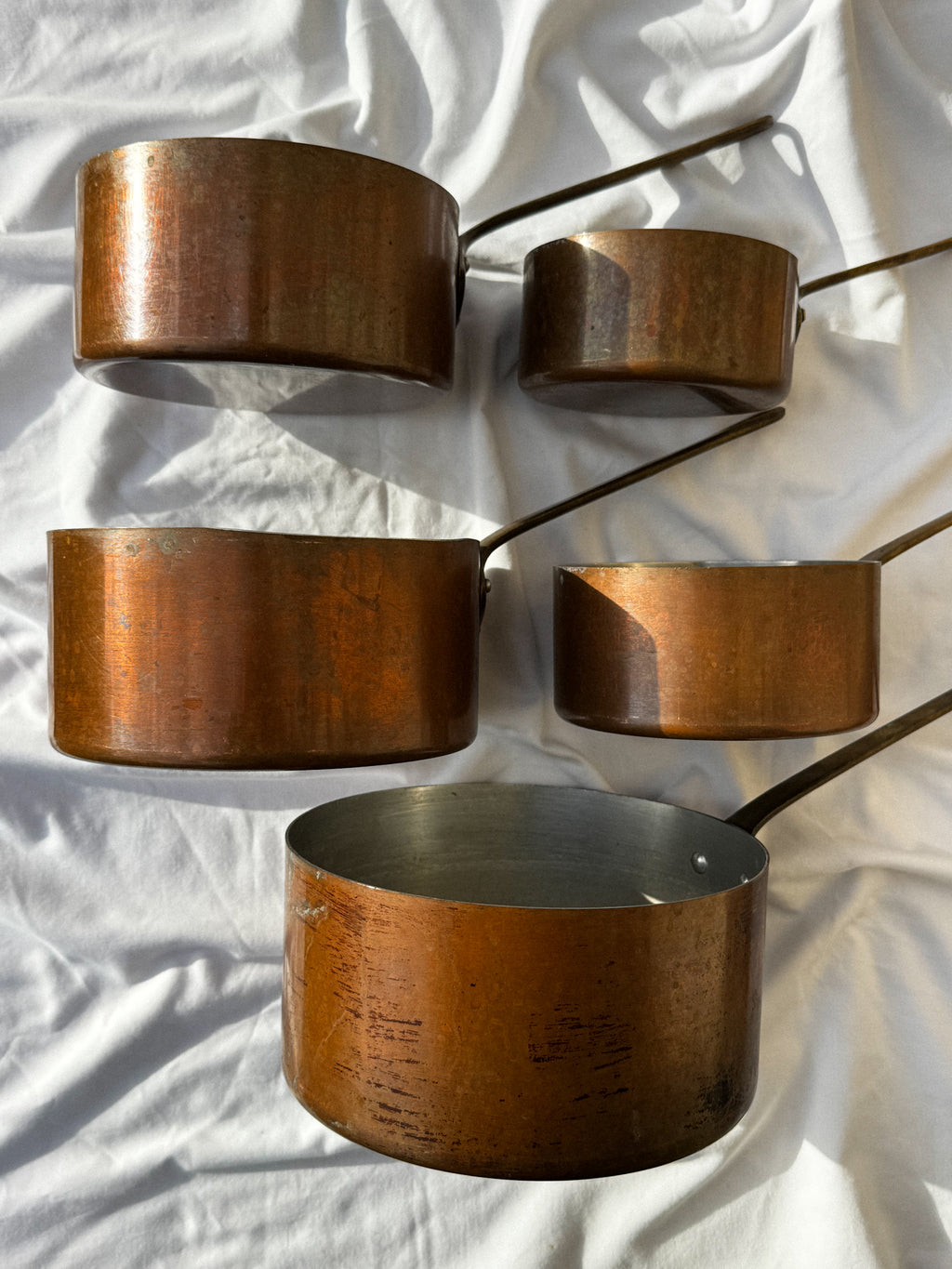 Sada 5 starých měděných rendlíků s patinou