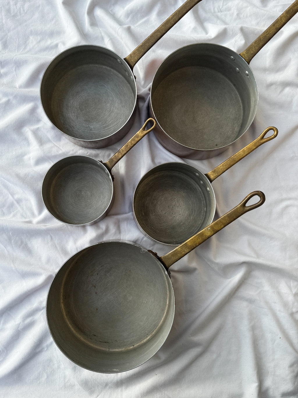 Sada 5 starých měděných rendlíků s patinou