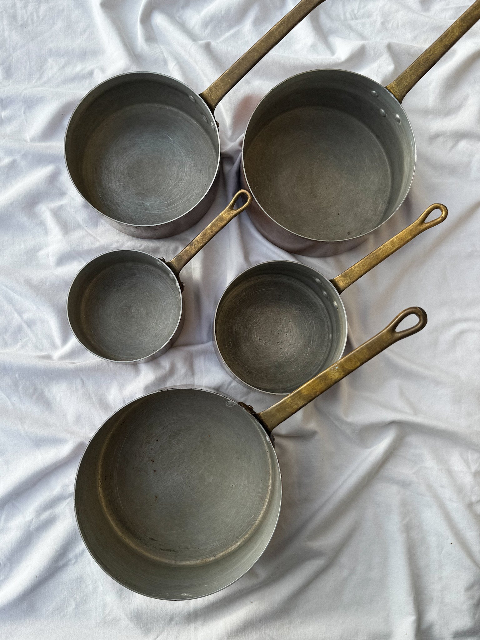 Sada 5 starých měděných rendlíků s patinou