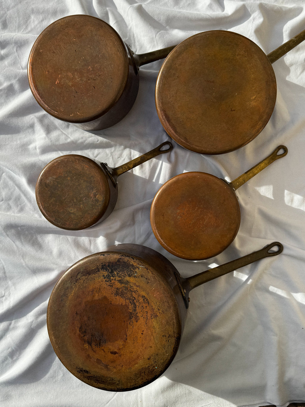 Sada 5 starých měděných rendlíků s patinou