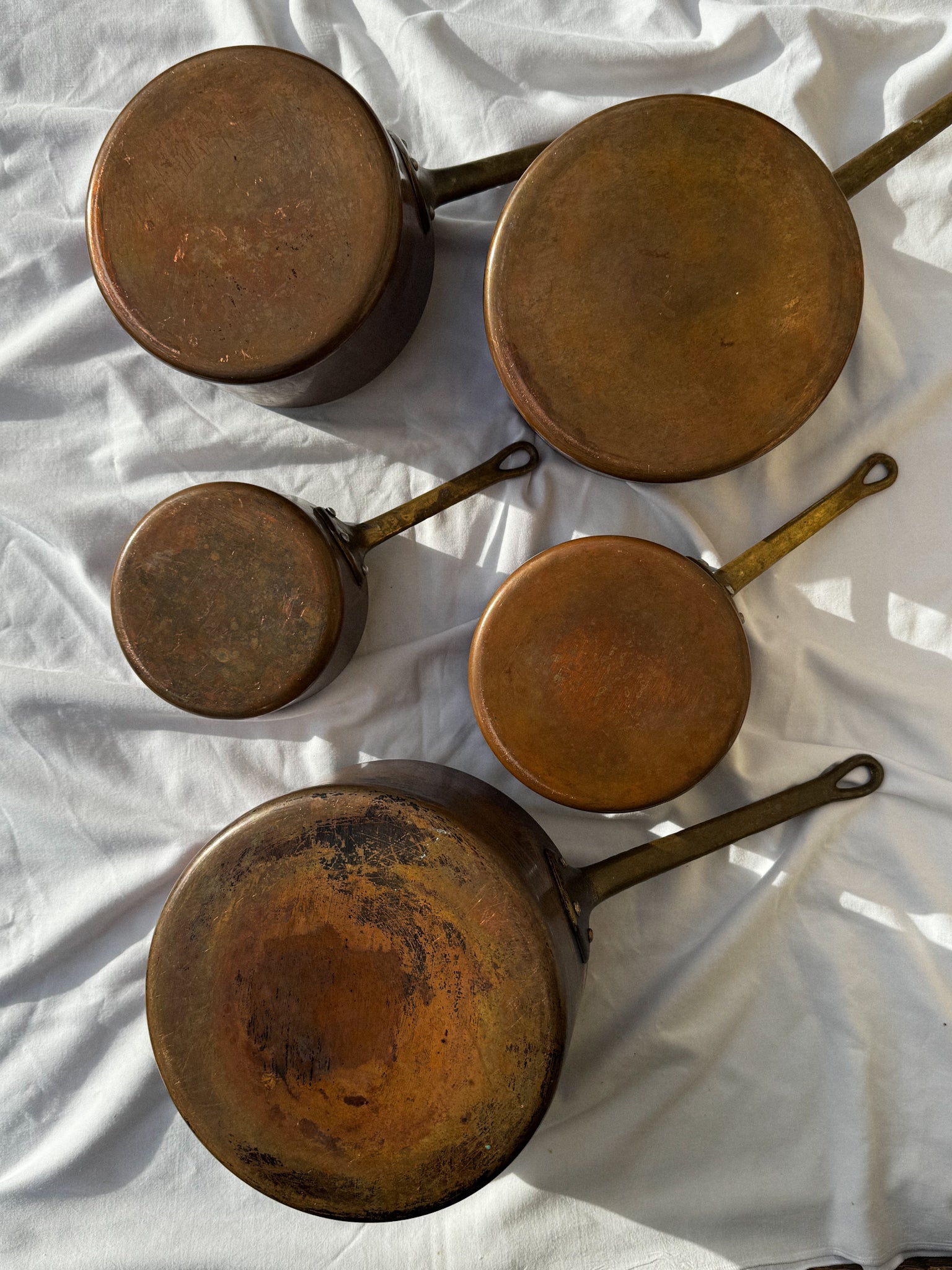 Sada 5 starých měděných rendlíků s patinou