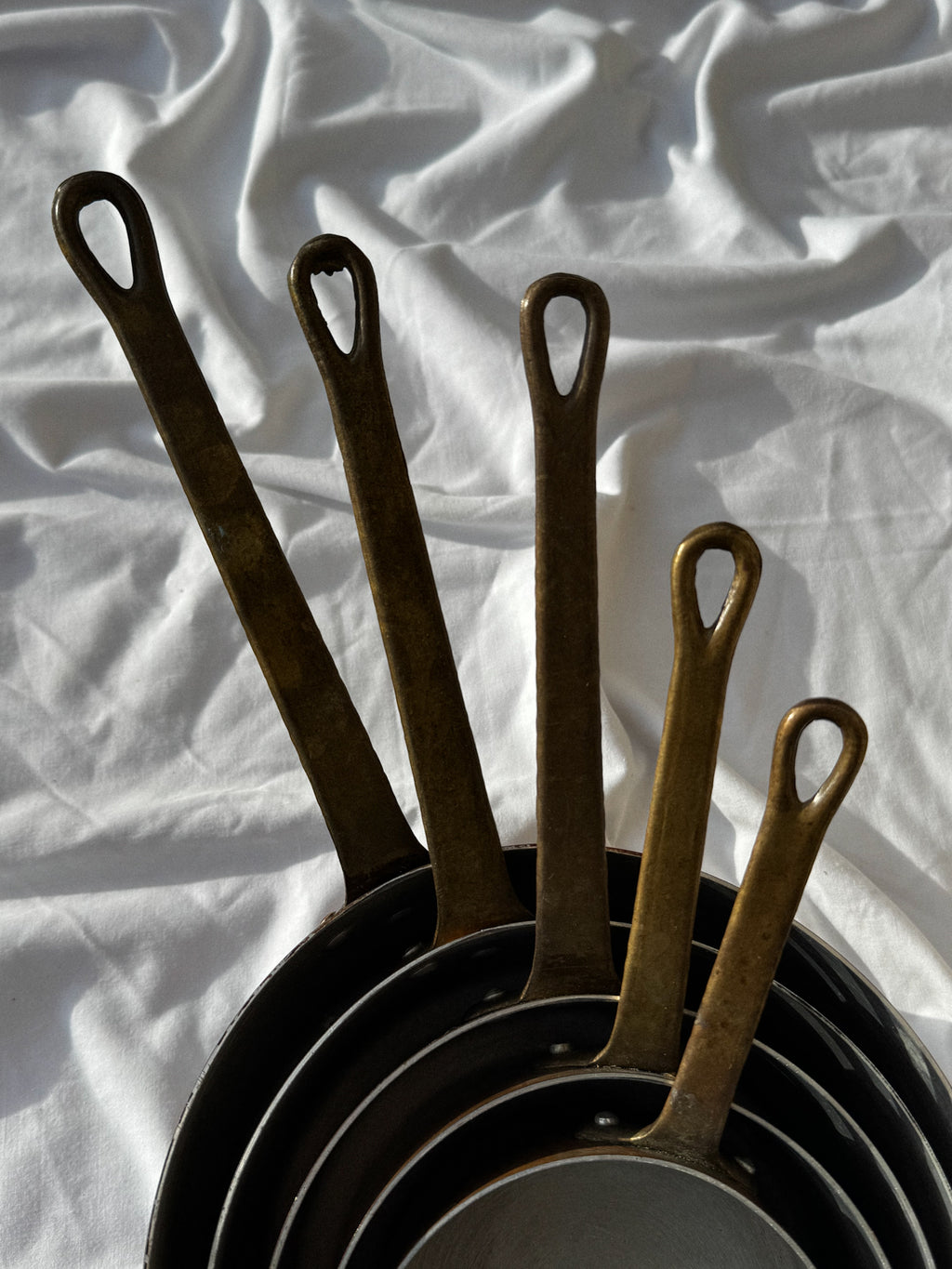 Sada 5 starých měděných rendlíků s patinou