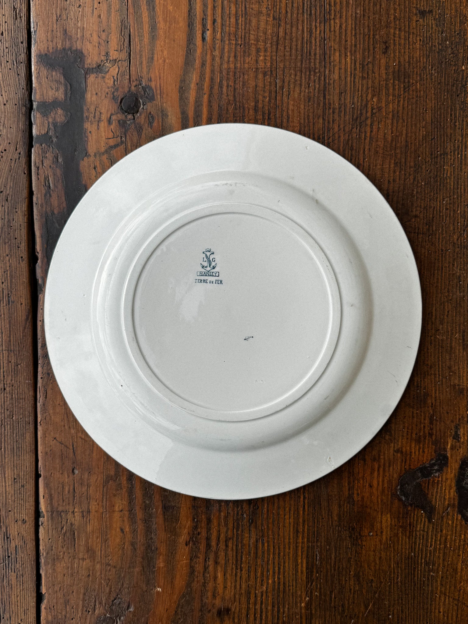 Menší kulatý fajánsový talíř s modrým florálním dekorem Faïencerie de Clairefontaine 19. století