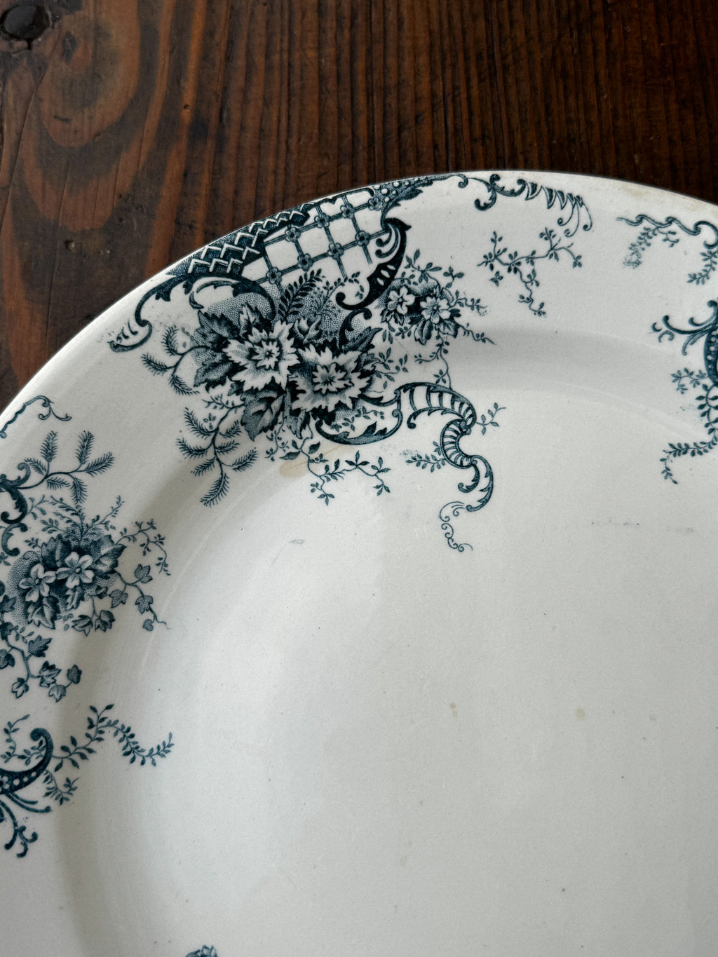 Menší kulatý fajánsový talíř s modrým florálním dekorem Faïencerie de Clairefontaine 19. století