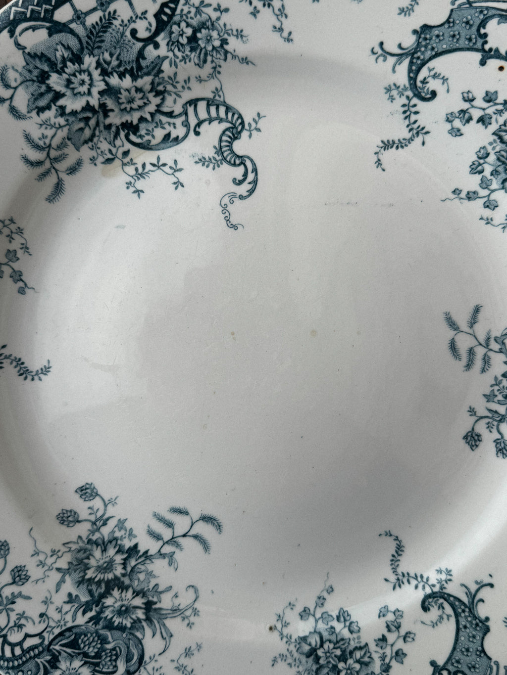 Menší kulatý fajánsový talíř s modrým florálním dekorem Faïencerie de Clairefontaine 19. století