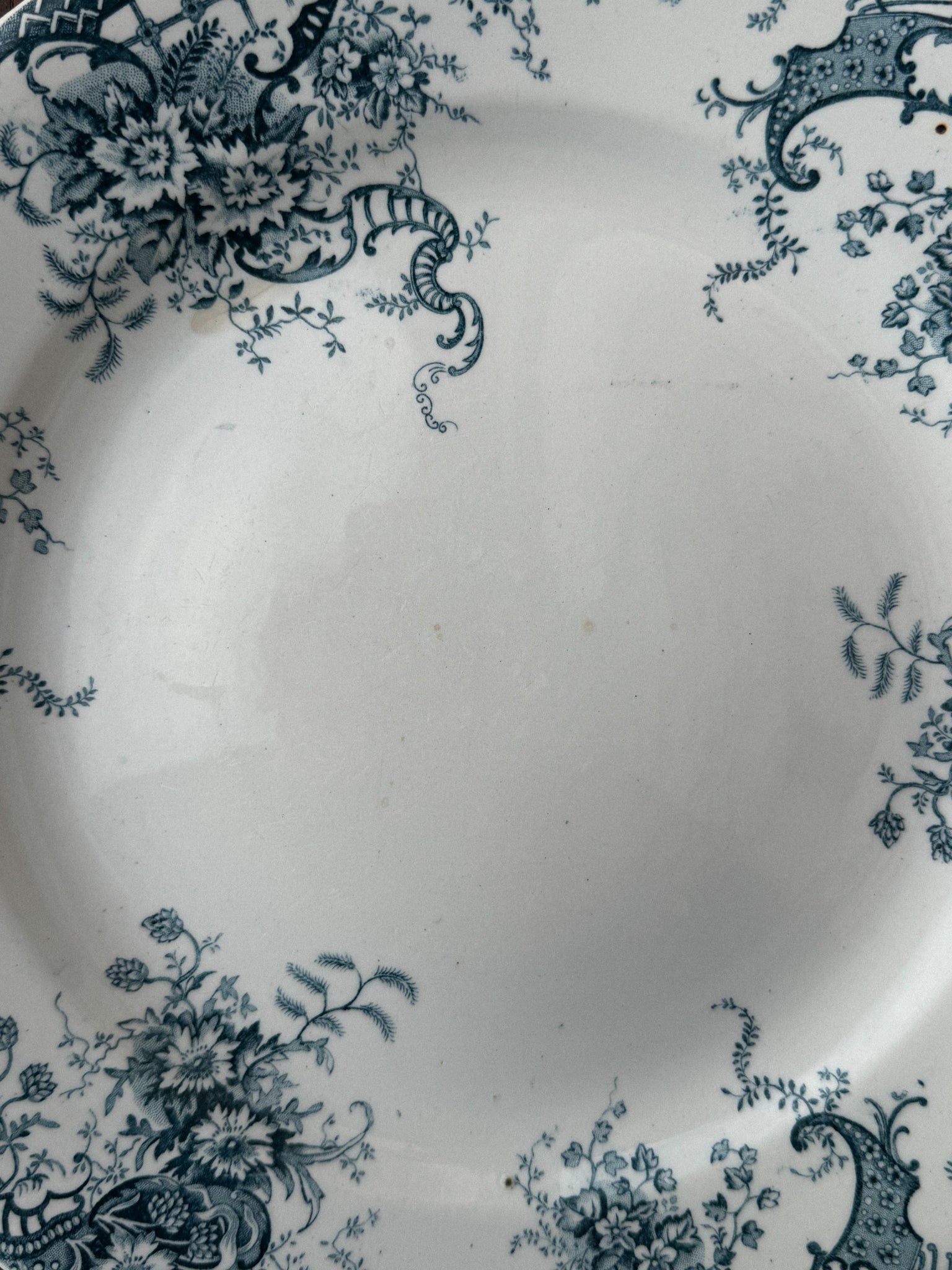 Menší kulatý fajánsový talíř s modrým florálním dekorem Faïencerie de Clairefontaine 19. století