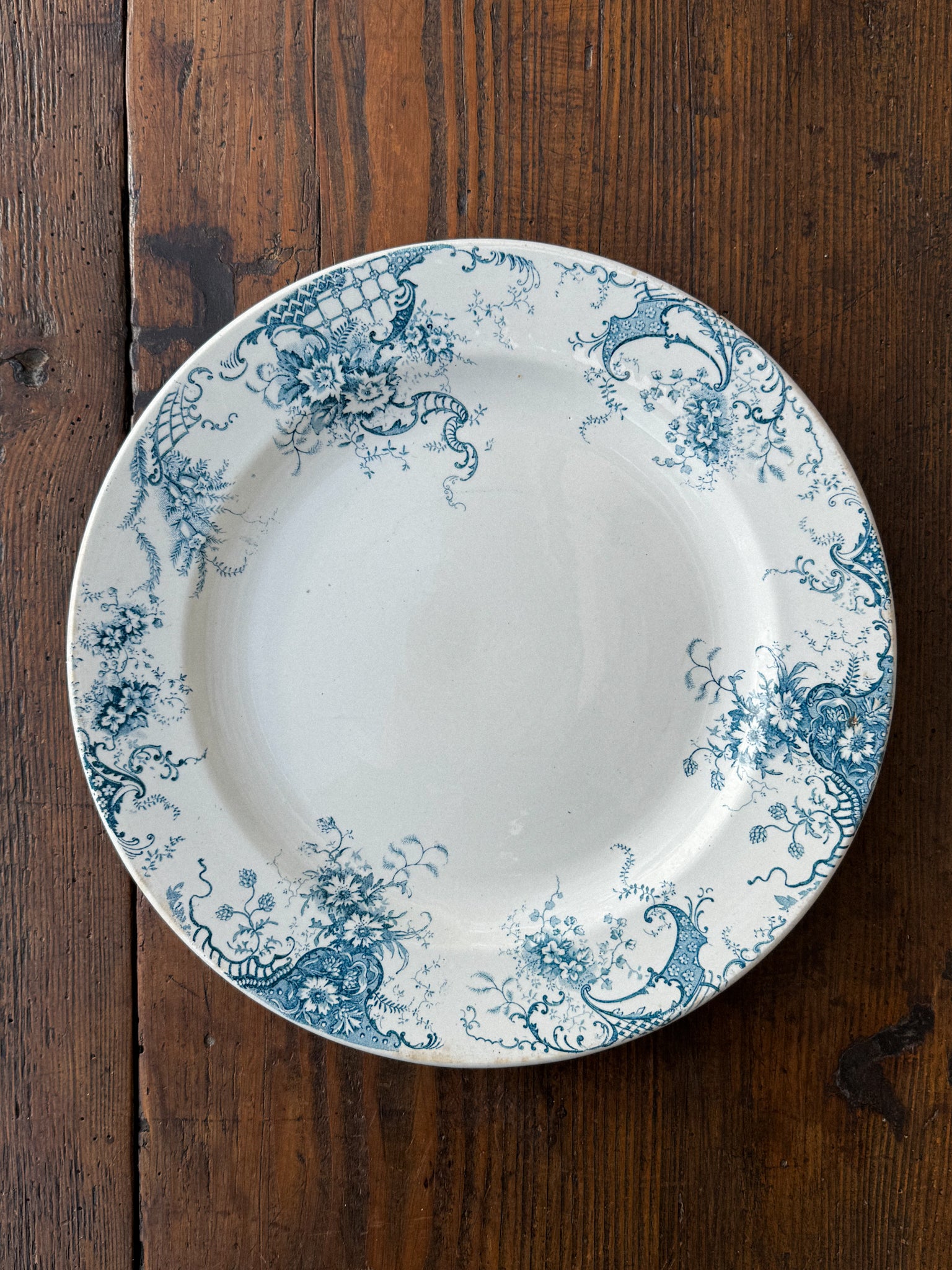 Větší kulatý fajánsový talíř s modrým florálním dekorem Faïencerie de Clairefontaine 19. století