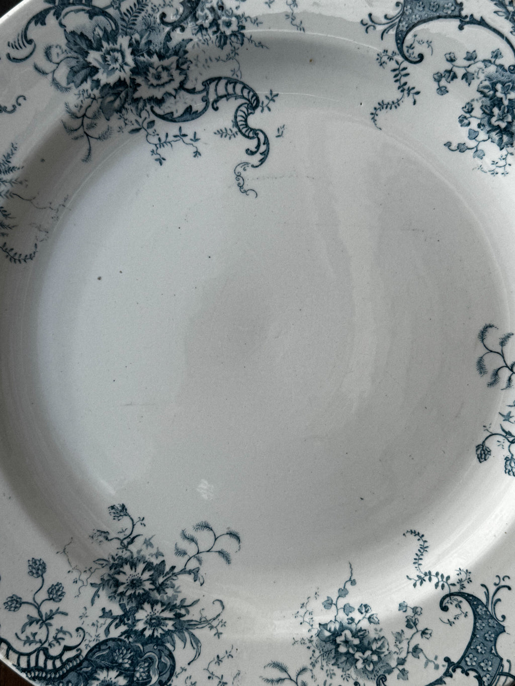 Větší kulatý fajánsový talíř s modrým florálním dekorem Faïencerie de Clairefontaine 19. století