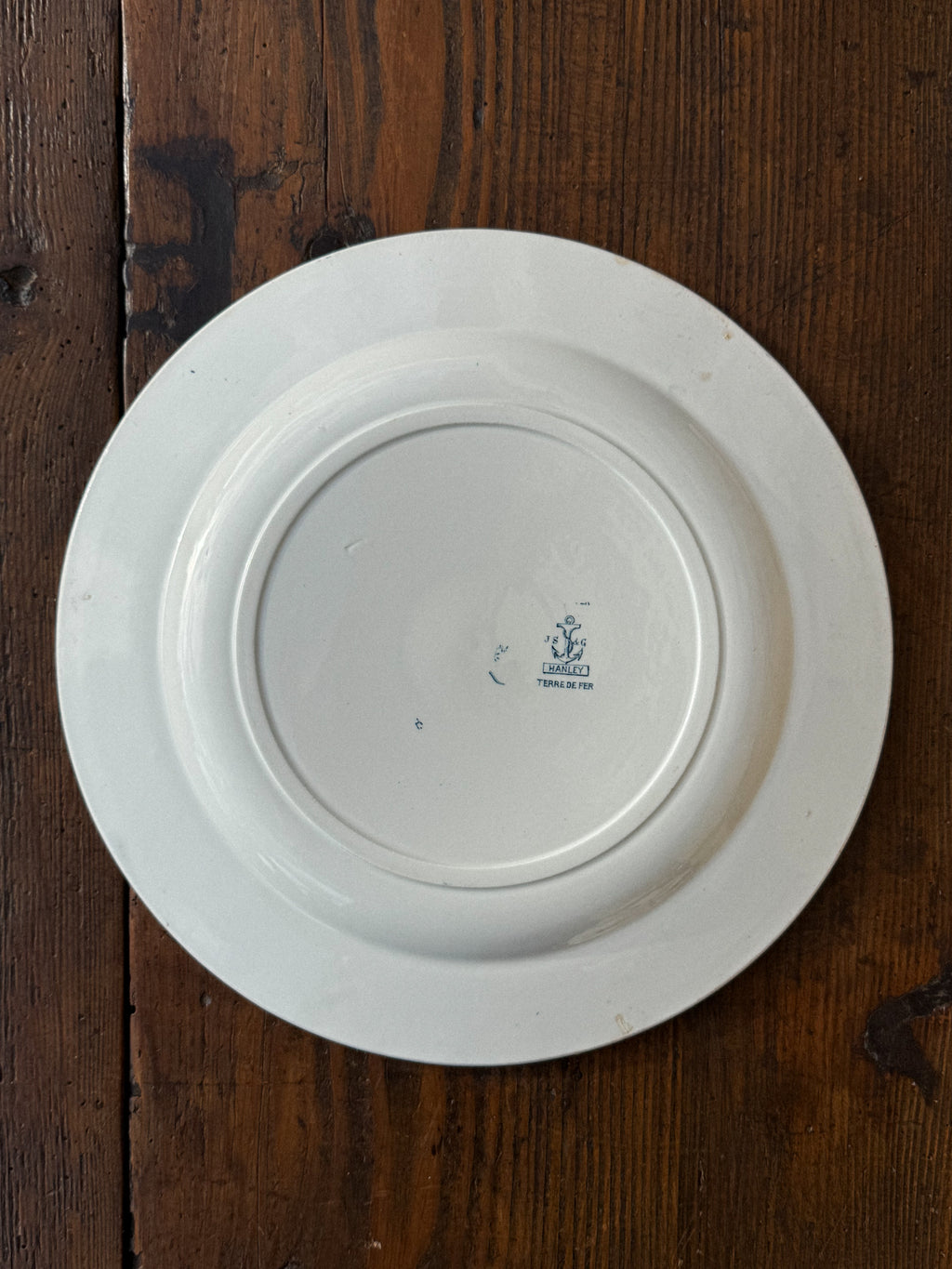 Větší kulatý fajánsový talíř s modrým florálním dekorem Faïencerie de Clairefontaine 19. století