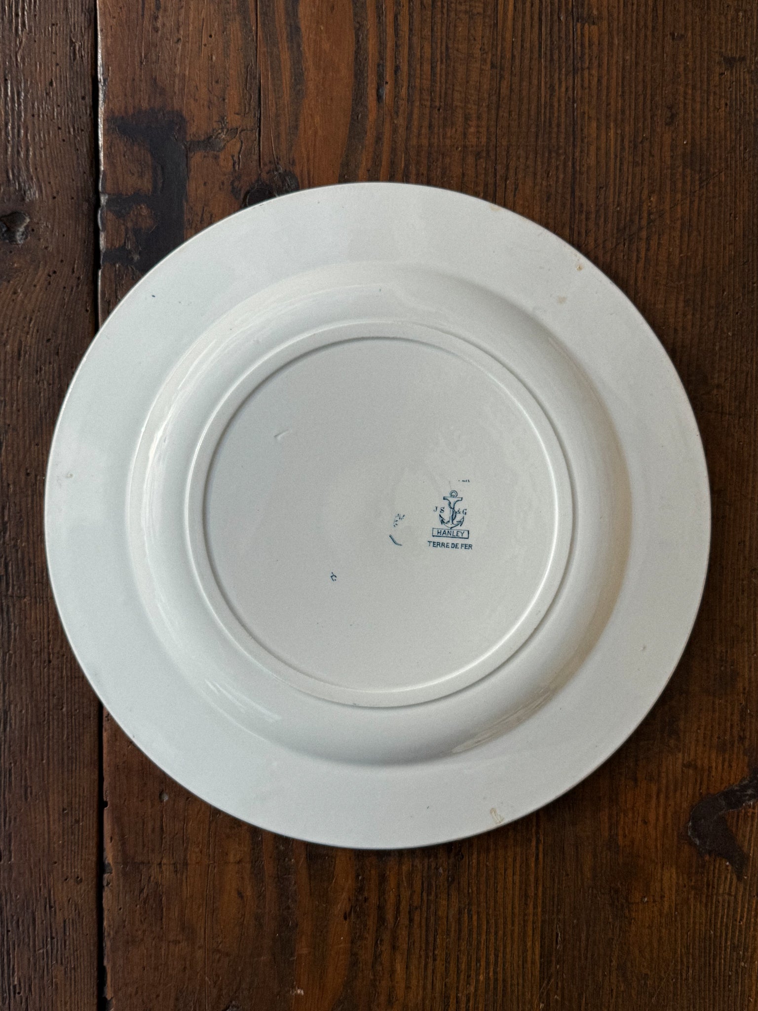 Větší kulatý fajánsový talíř s modrým florálním dekorem Faïencerie de Clairefontaine 19. století