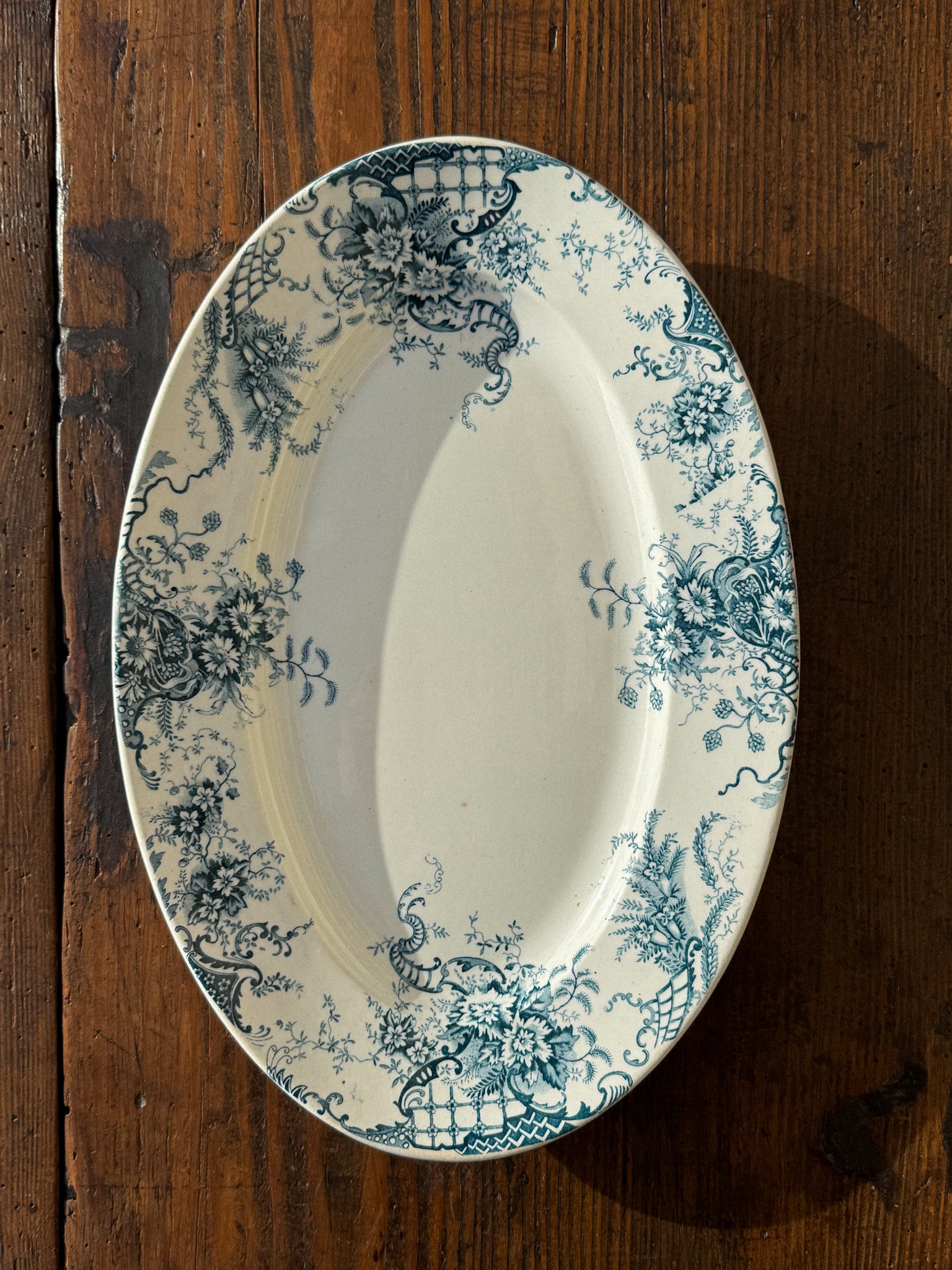 Menší oválný fajánsový podnos s modrým dekorem Faïencerie de Clairefontaine 19. století