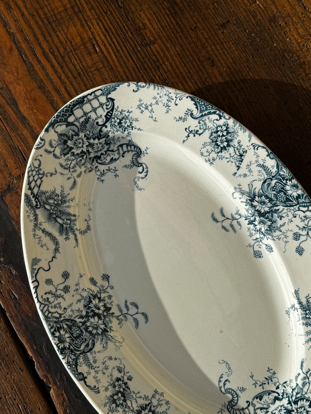 Menší oválný fajánsový podnos s modrým dekorem Faïencerie de Clairefontaine 19. století