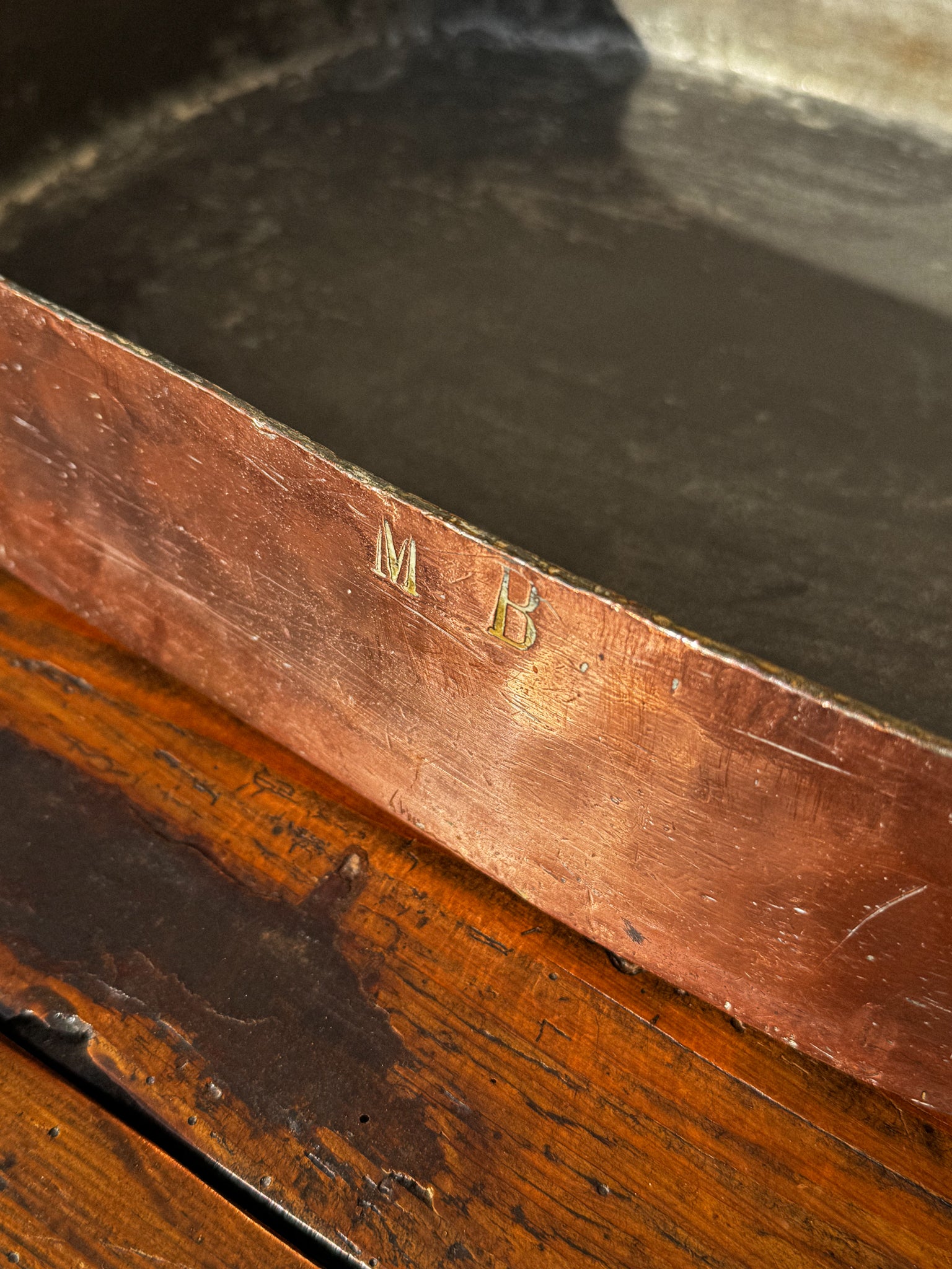 Velký měděný pekáč s mosaznými uchy 19. století