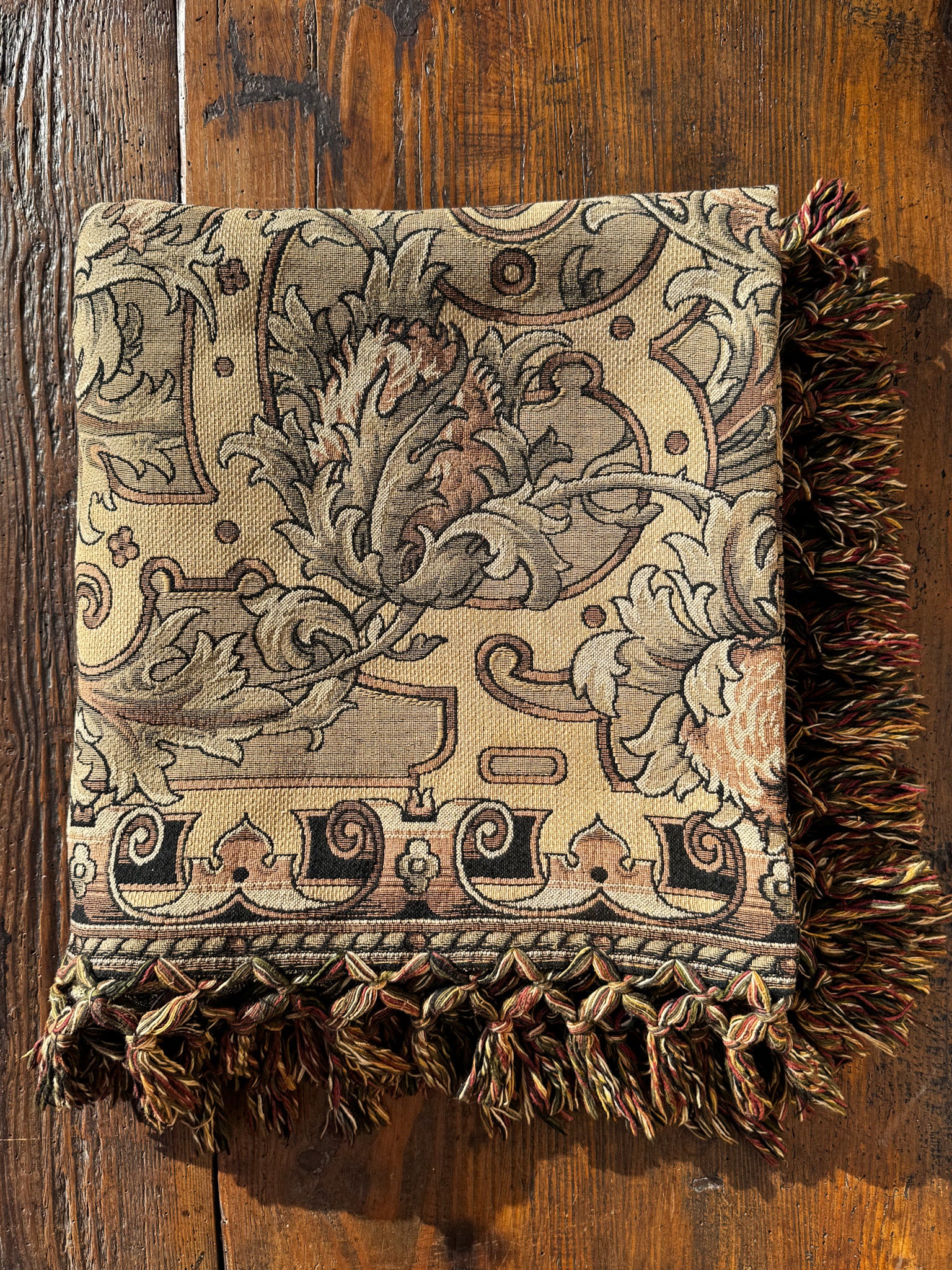 Přehoz na postel s třásněmi po obvodu