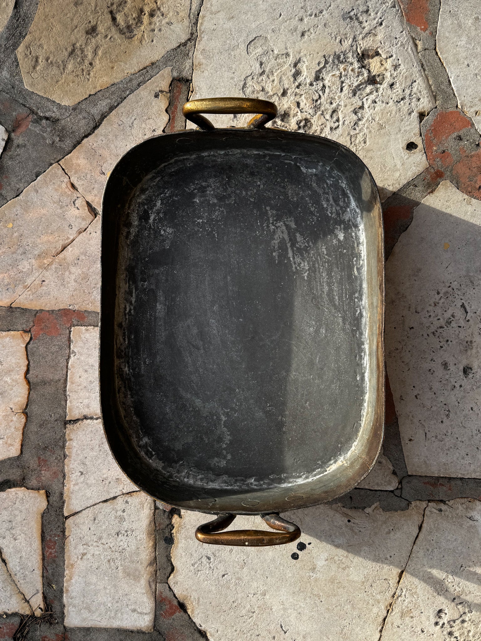 Velký měděný pekáč s mosaznými uchy 19. století