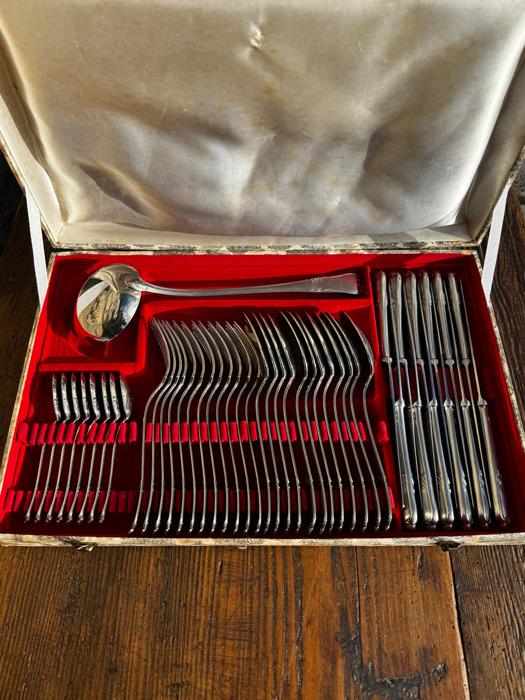 Francouzský jídelní set příborů v původní kazetě pro 12 osob, 45 ks
