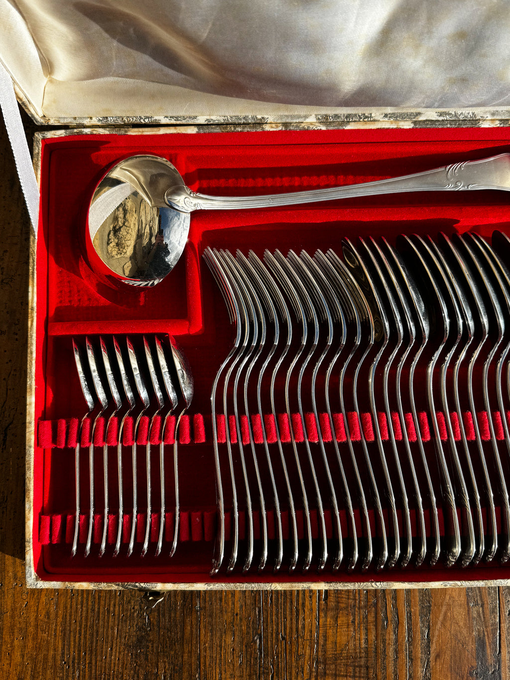 Francouzský jídelní set příborů v původní kazetě pro 12 osob, 45 ks