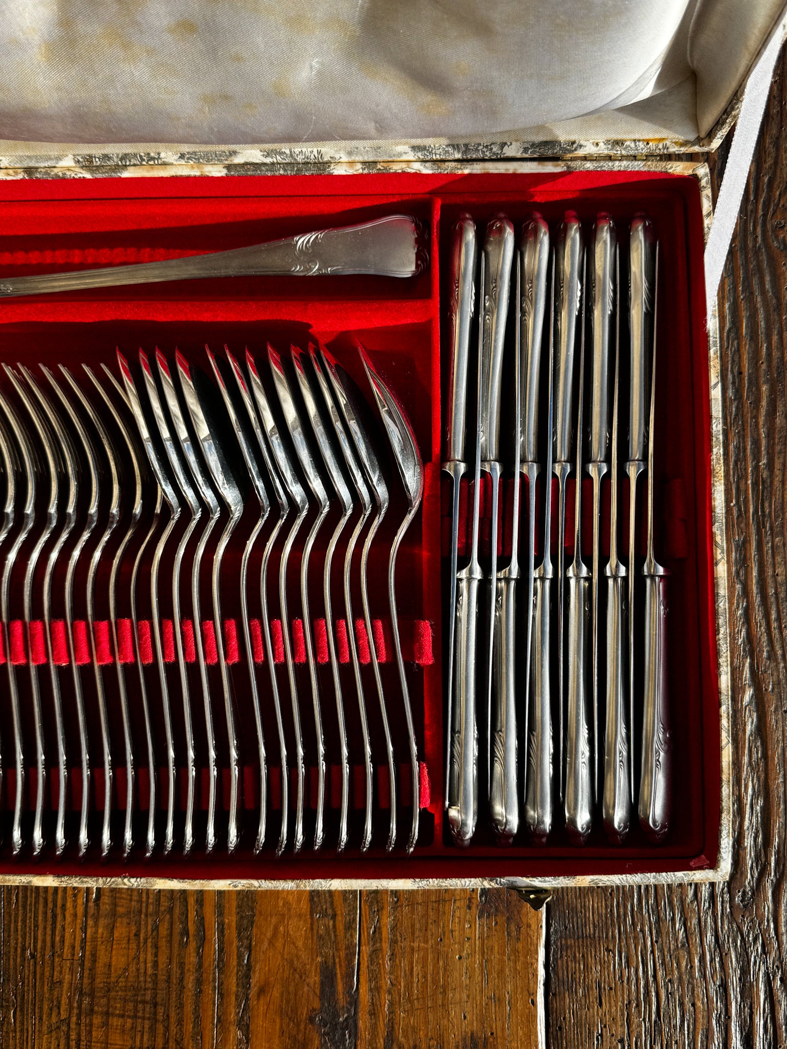 Francouzský jídelní set příborů v původní kazetě pro 12 osob, 45 ks