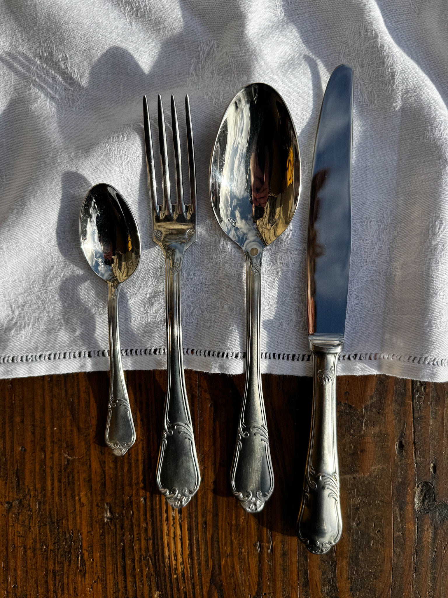 Francouzský jídelní set příborů v původní kazetě pro 12 osob, 45 ks