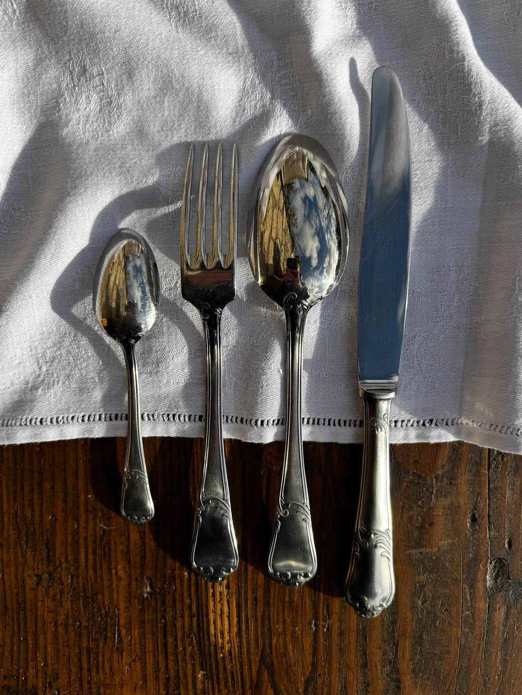 Francouzský jídelní set příborů v původní kazetě pro 12 osob, 45 ks