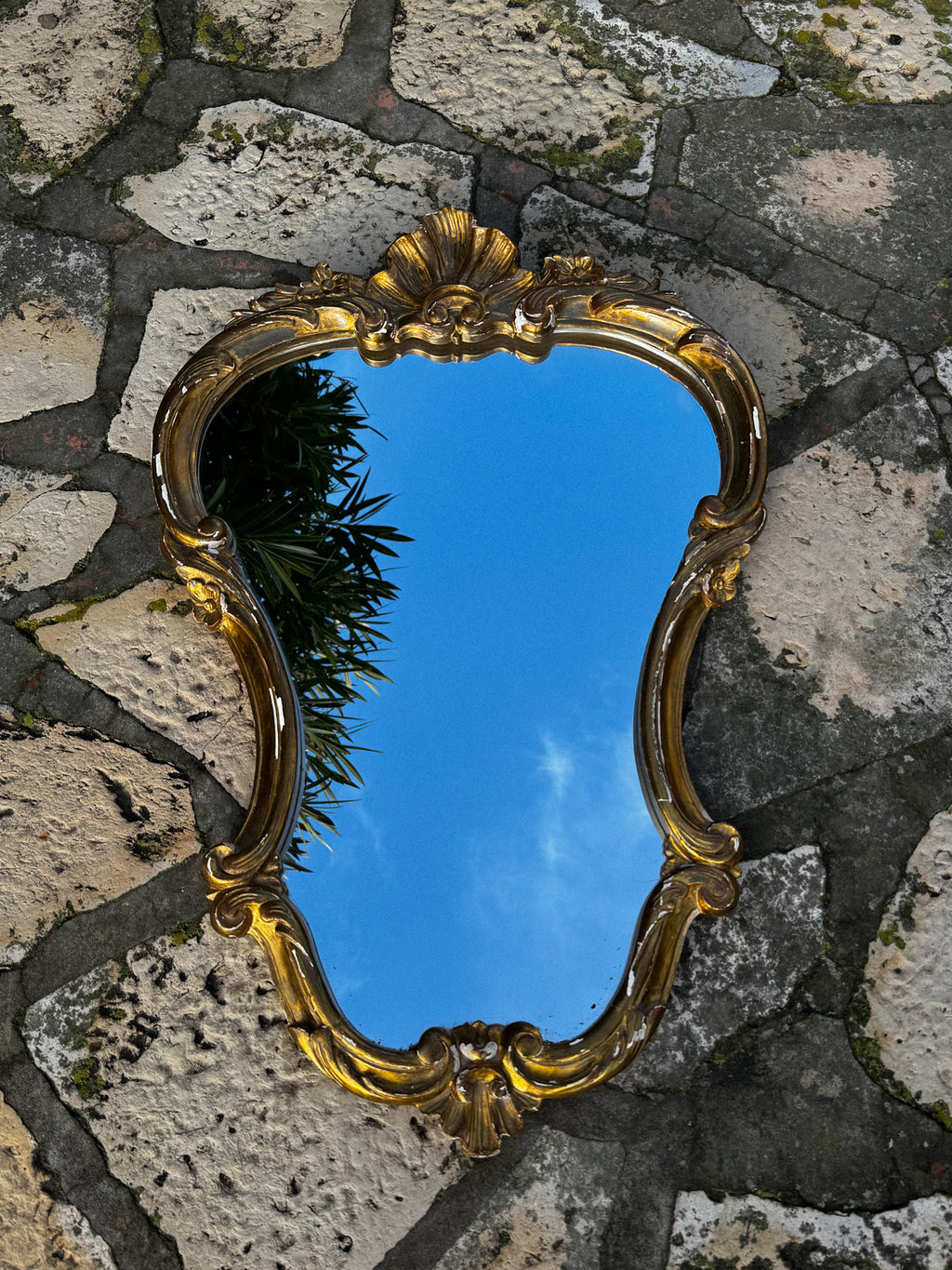 Velké starožitné zrcadlo ve zdobené rámu zlaté barvy