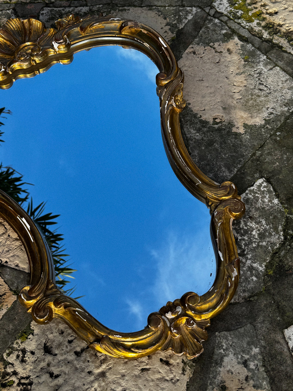 Velké starožitné zrcadlo ve zdobené rámu zlaté barvy
