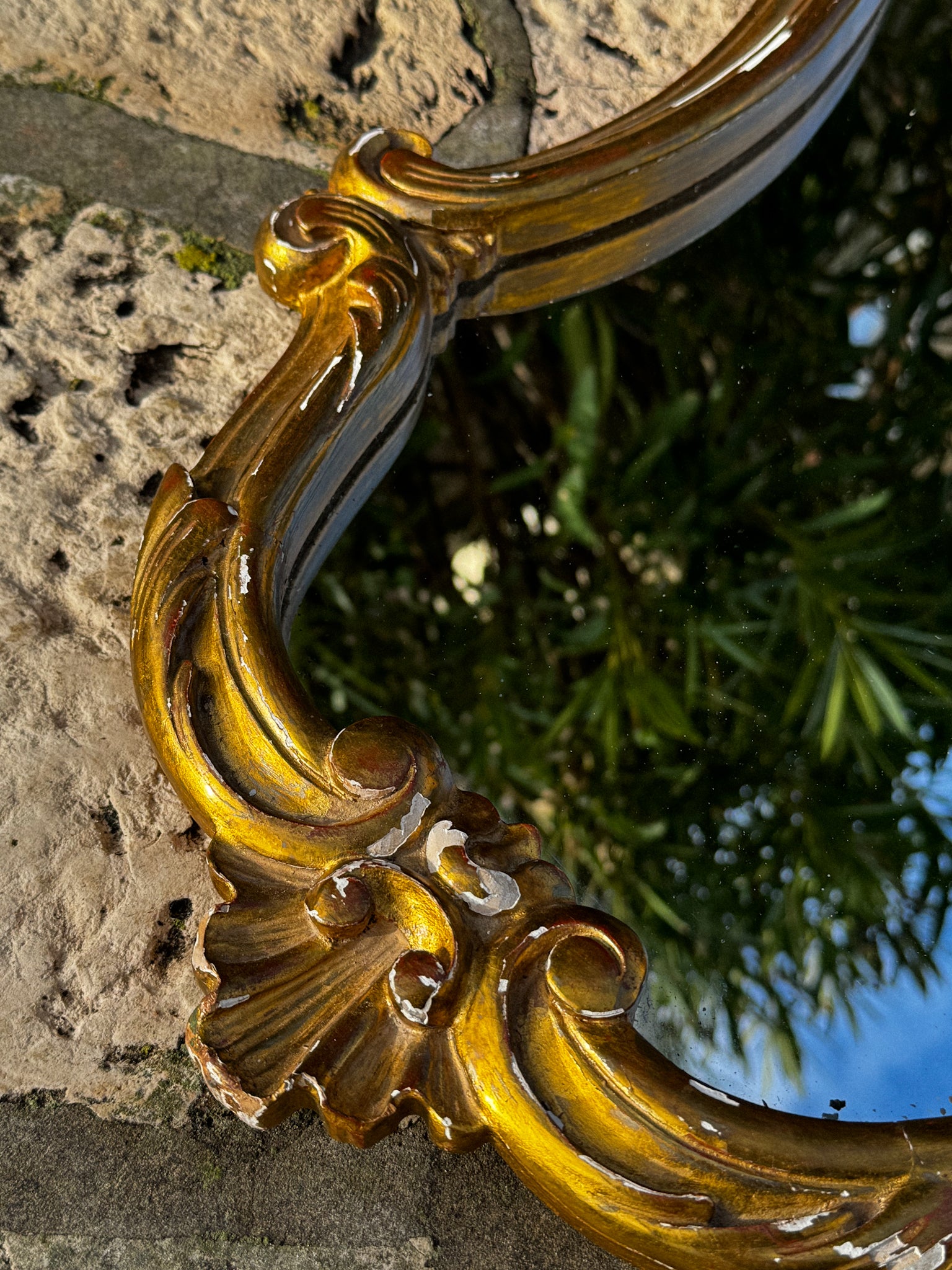 Velké starožitné zrcadlo ve zdobené rámu zlaté barvy